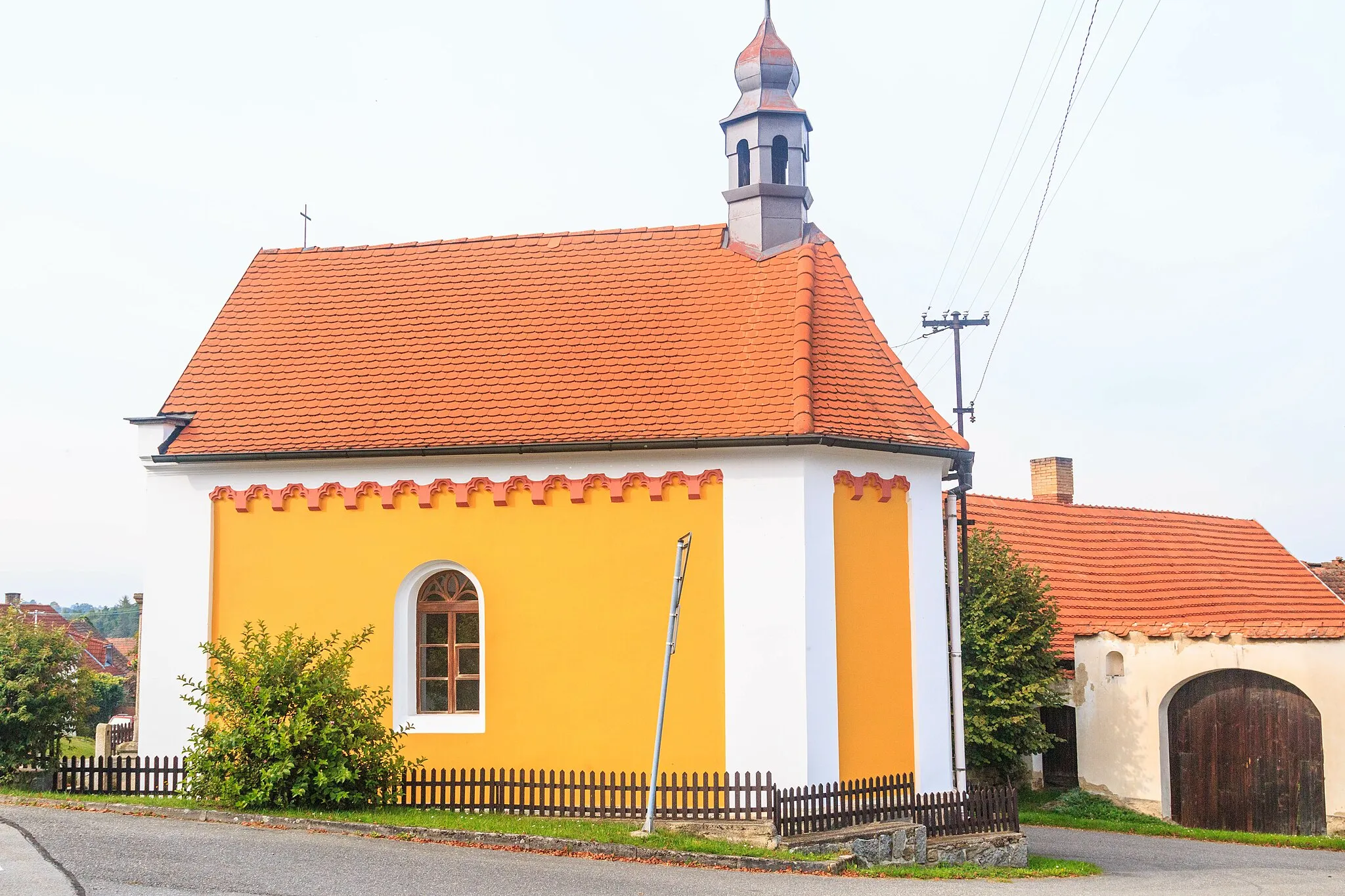 Photo showing: Doubravice - kaplička

This file was created as a part of the photographic program of Wikimedia Czech Republic. Project: Foto českých obcí The program supports Wikimedia Commons photographers in the Czech Republic.