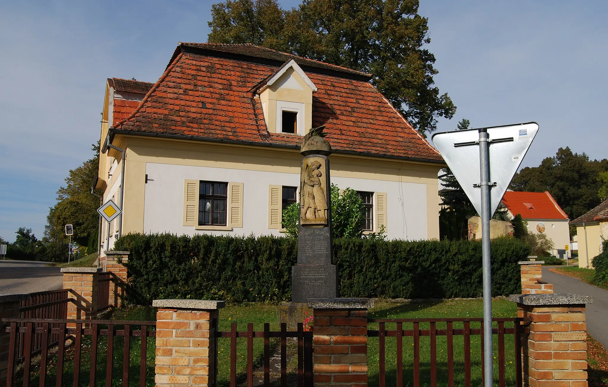Photo showing: Chelčice village in Strakonice District, Czech Republic. World War I memorial
