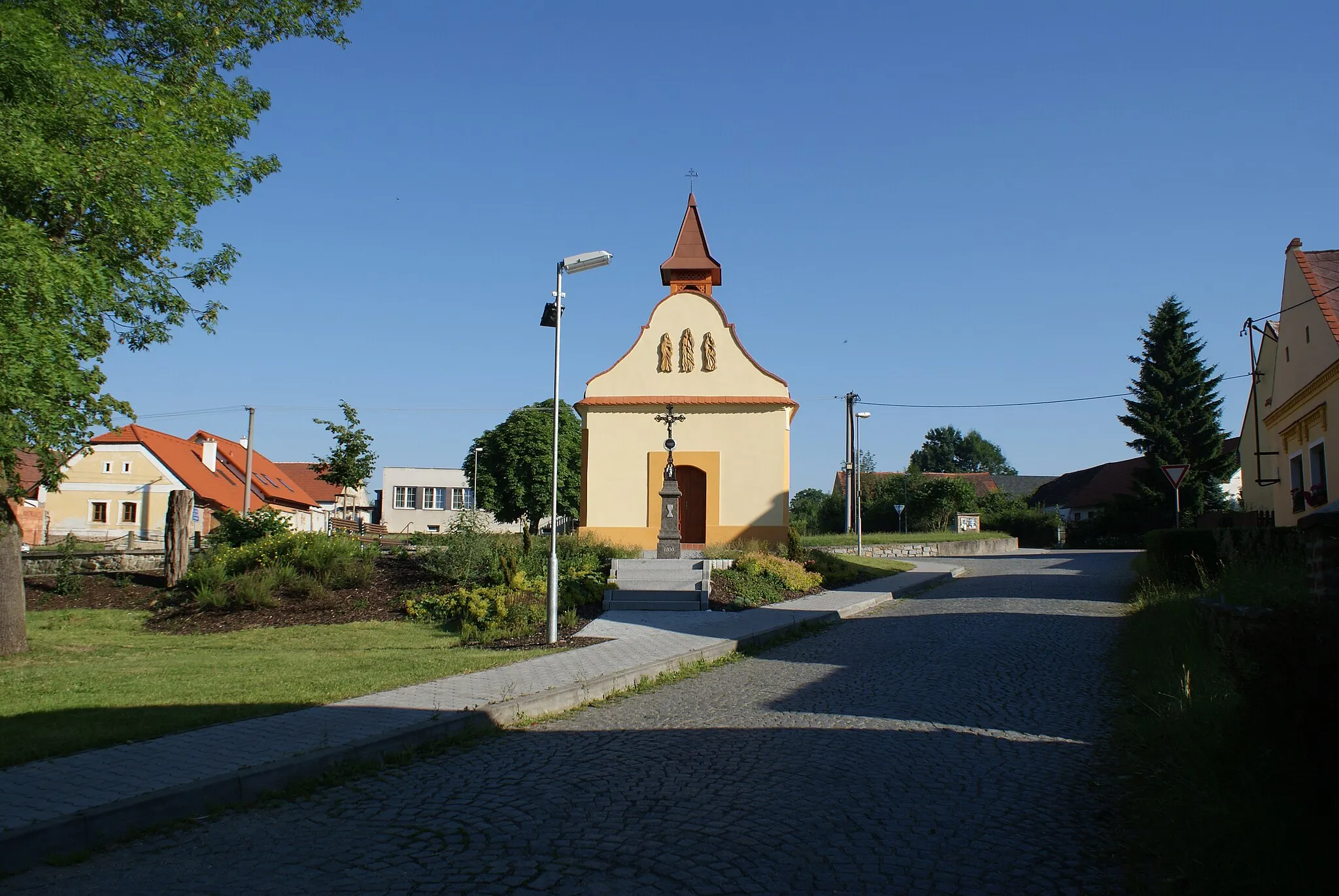 Photo showing: Cehnice, a village in Strakonice district, Czech Republic. A chapel on the village common.
