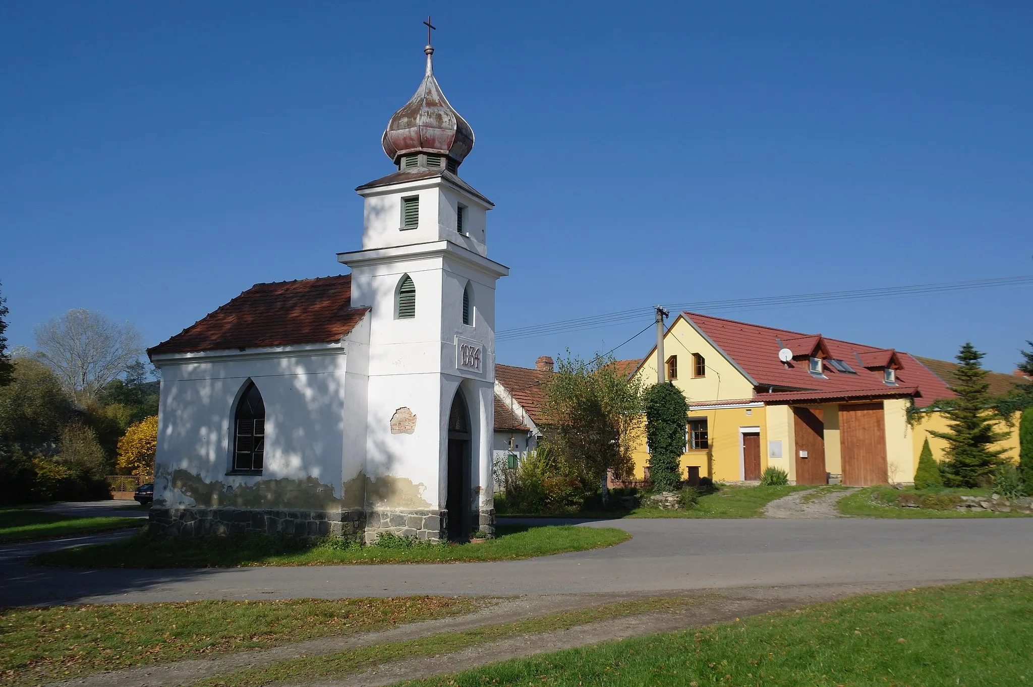 Photo showing: Vesnice Svinětice, náves s kaplí