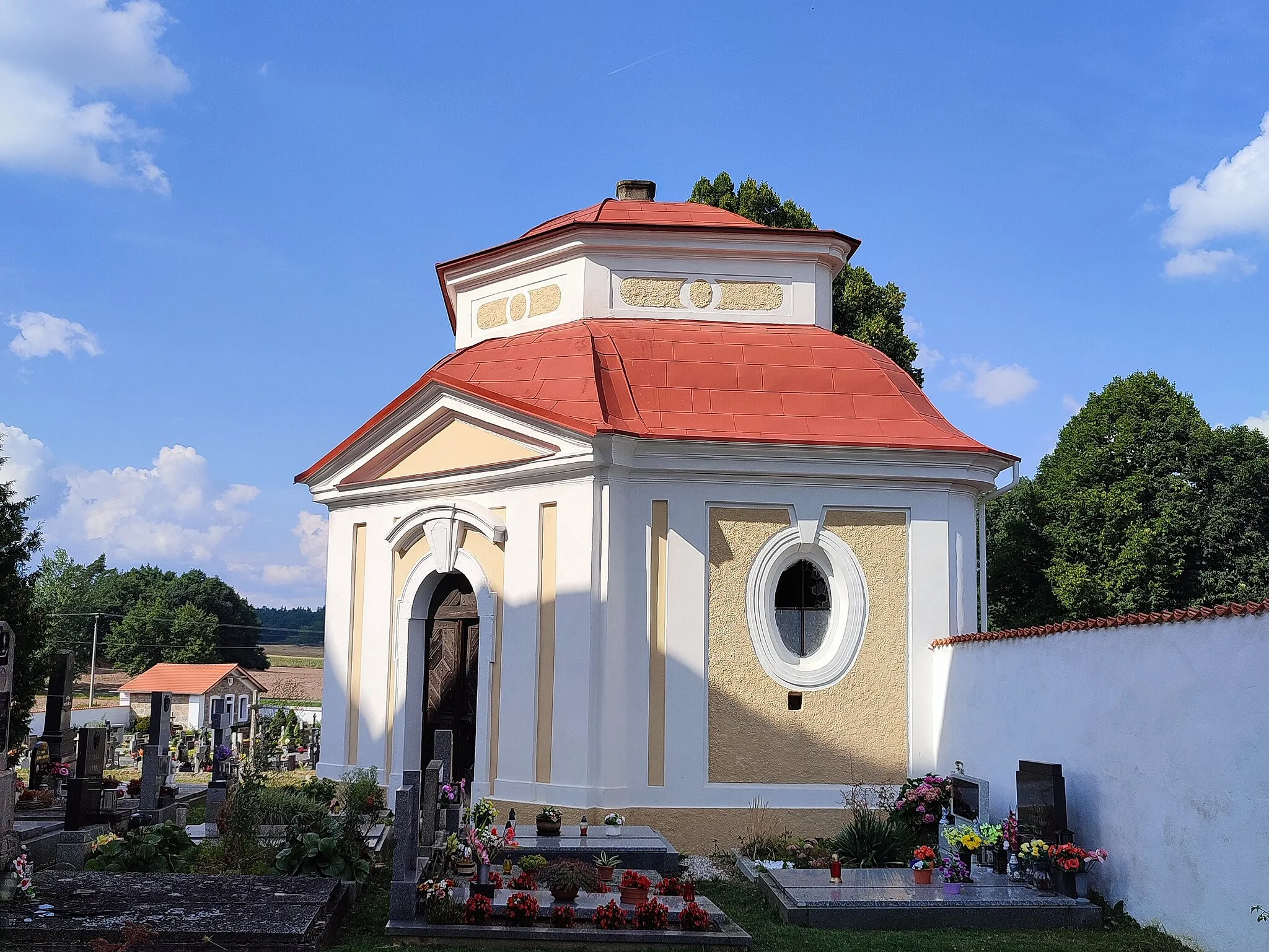 Photo showing: Funeral chapel with former tomb ofthe founder, Maria Elisabeth Francisca countess of Serényi, born countess of Waldstein (1698–1787), widow after count Joseph Serényi (+1742) founder  of the church and funeral chapel in Paštiky,  near the family castle in Blatná, south Bohemia