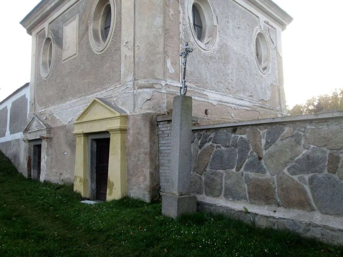 Photo showing: Wayside cross in Bezdědovice in Strakonice District – entry no. 8480.
