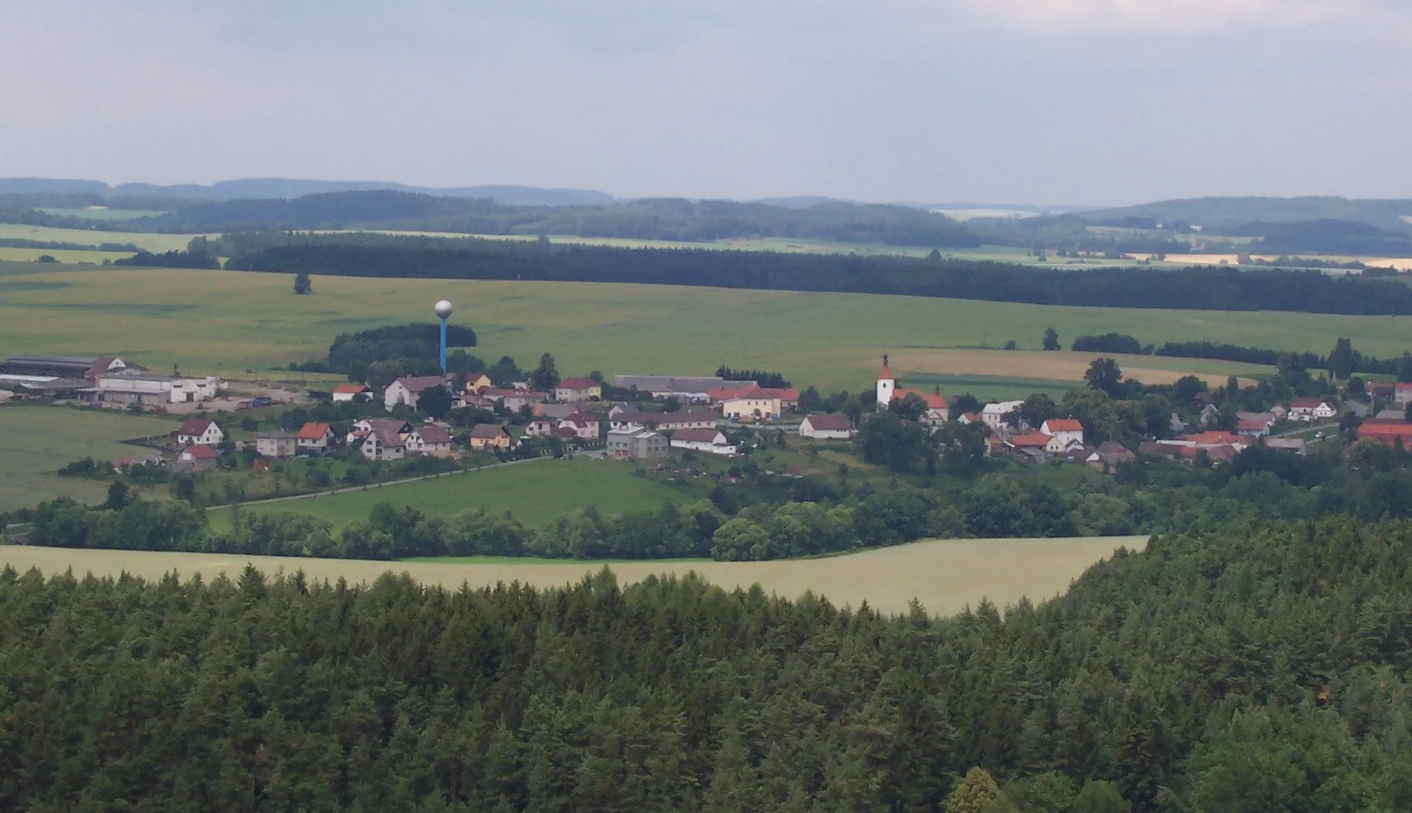 Photo showing: Šebířov, okres Tábor, Česká Republika, pohled z věže hradu Šelmberk (Šebířov, Tábor district, Czech Republic, view from castle tower of Šelmberk)