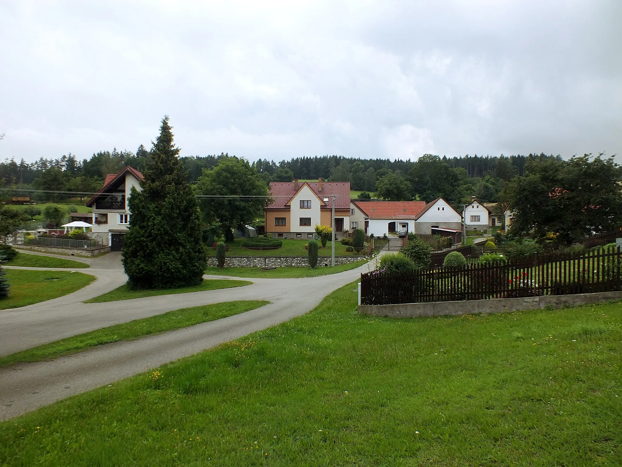 Photo showing: The western corner of the square in Řemíčov