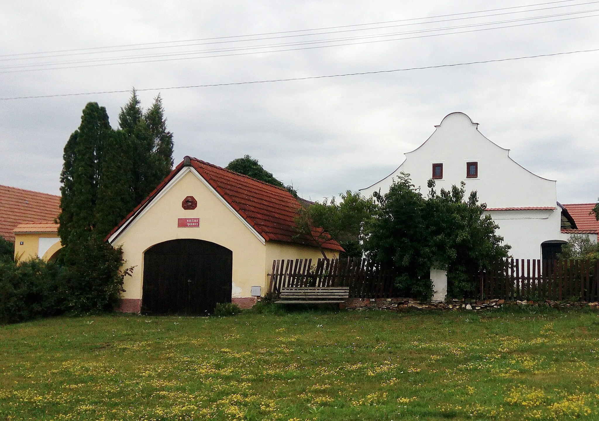 Photo showing: Fire station and house No 34 in the village of Černýšovice, Tábor District, South Bohemian Region, Czechia