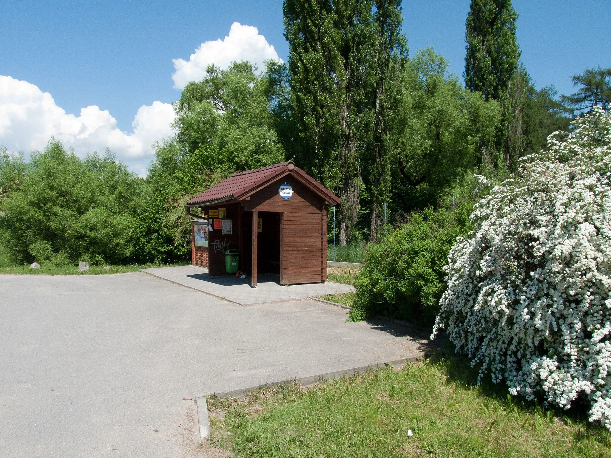 Photo showing: Bus shelter in the village of Ústrašice, Tábor District, Czech Republic.