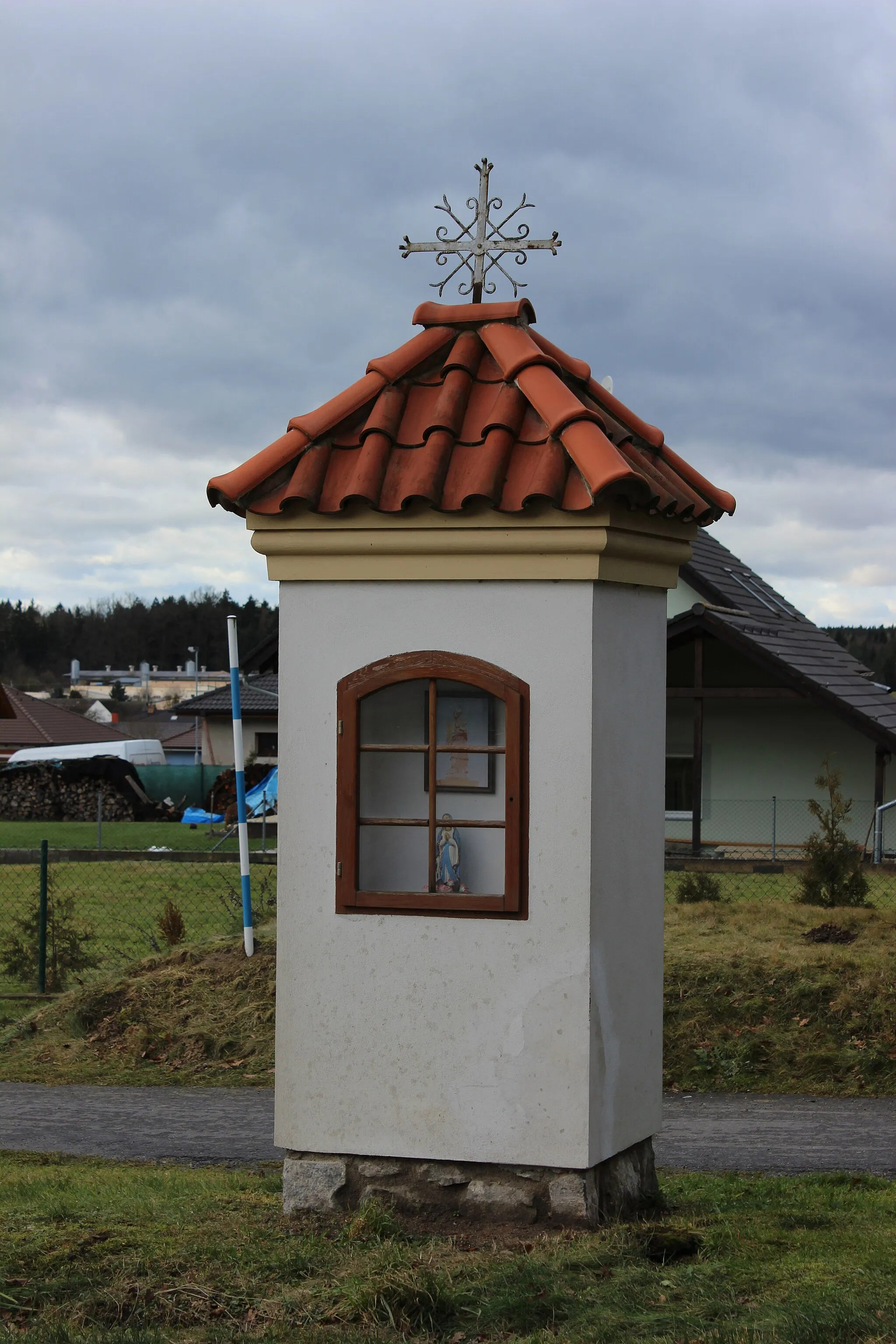 Photo showing: Ústrašice (okres Tábor). Výklenková kaple u silnice z obce směrem na Planou. Česká republika.