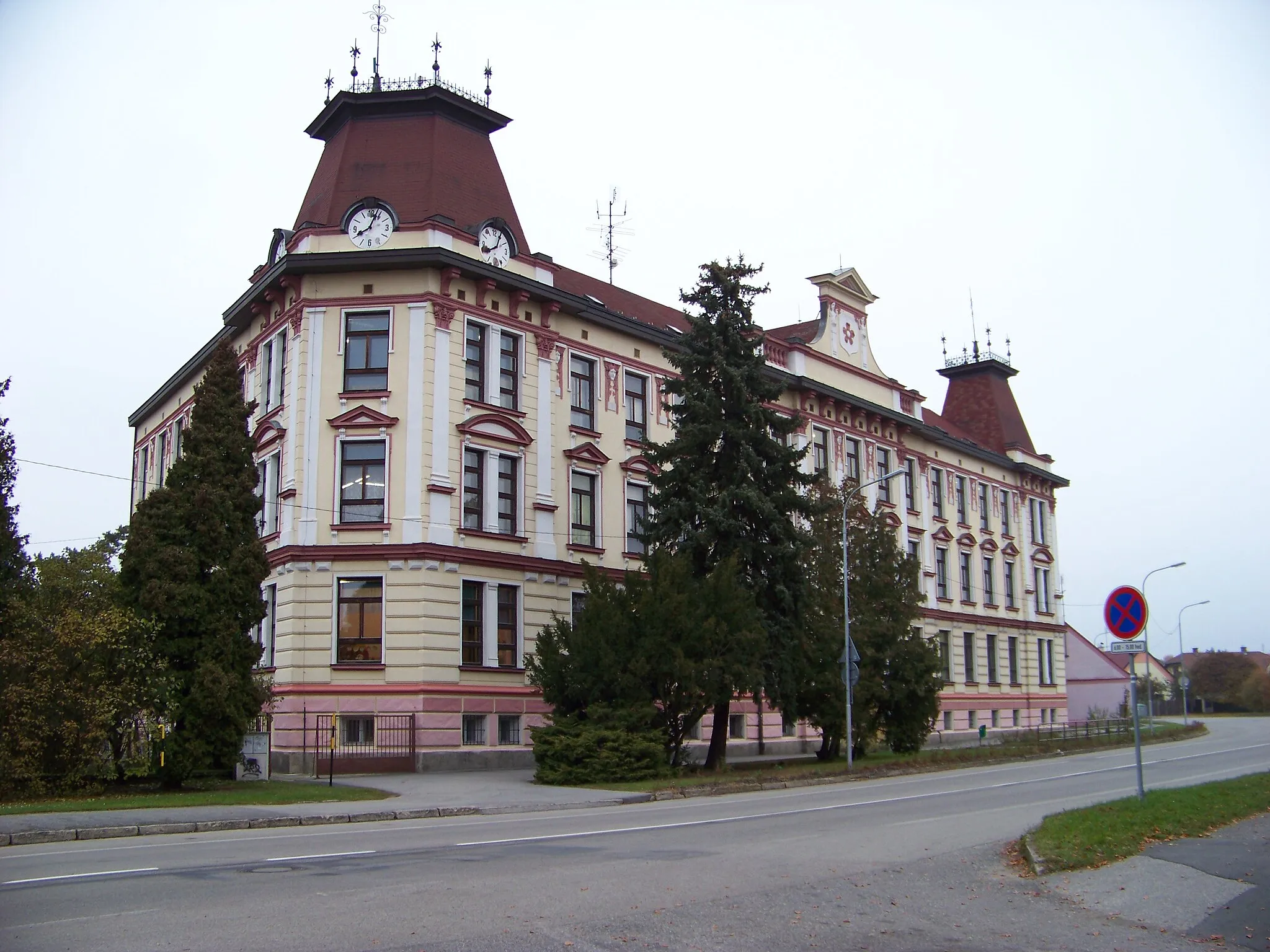 Photo showing: Veselí nad Lužnicí II, Tábor District, South Bohemian Region, the Czech Republic. Třída Čs. armády 210, an elementary school.