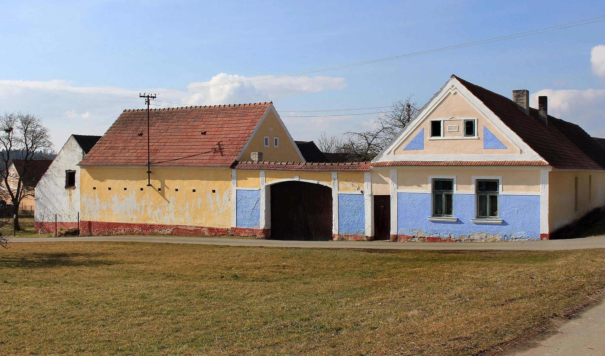 Photo showing: Old farm in Vesce village, Czech Republic.