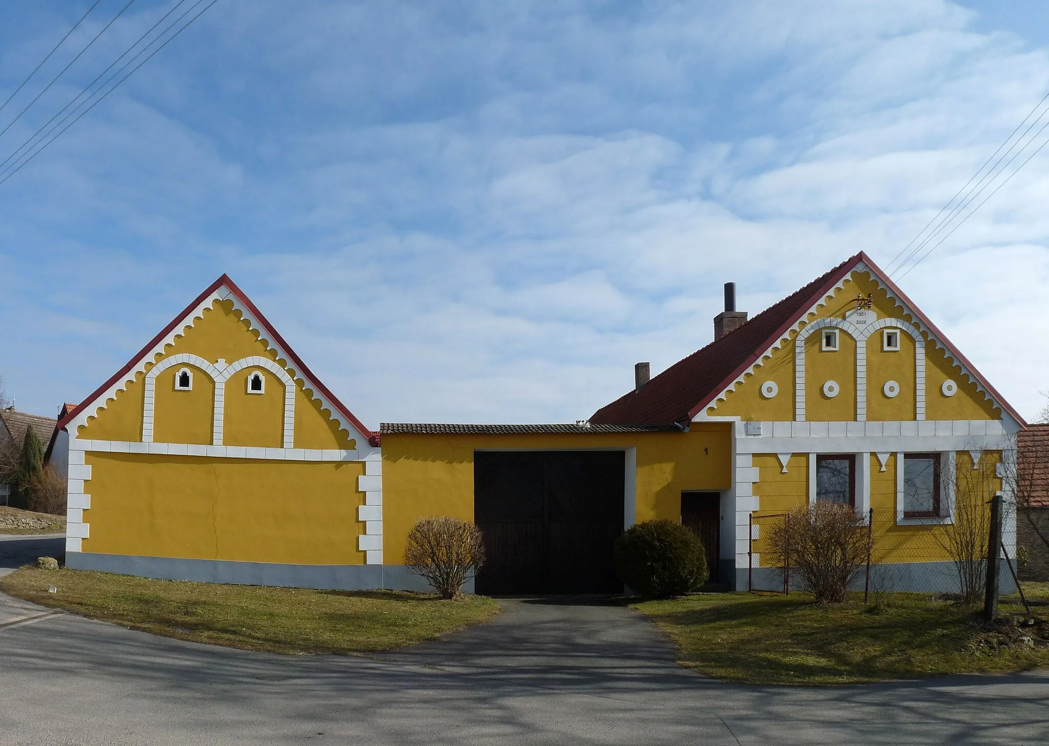 Photo showing: House No 1 in the village of Vesce, Tábor District, South Bohemia, Czech Republic.