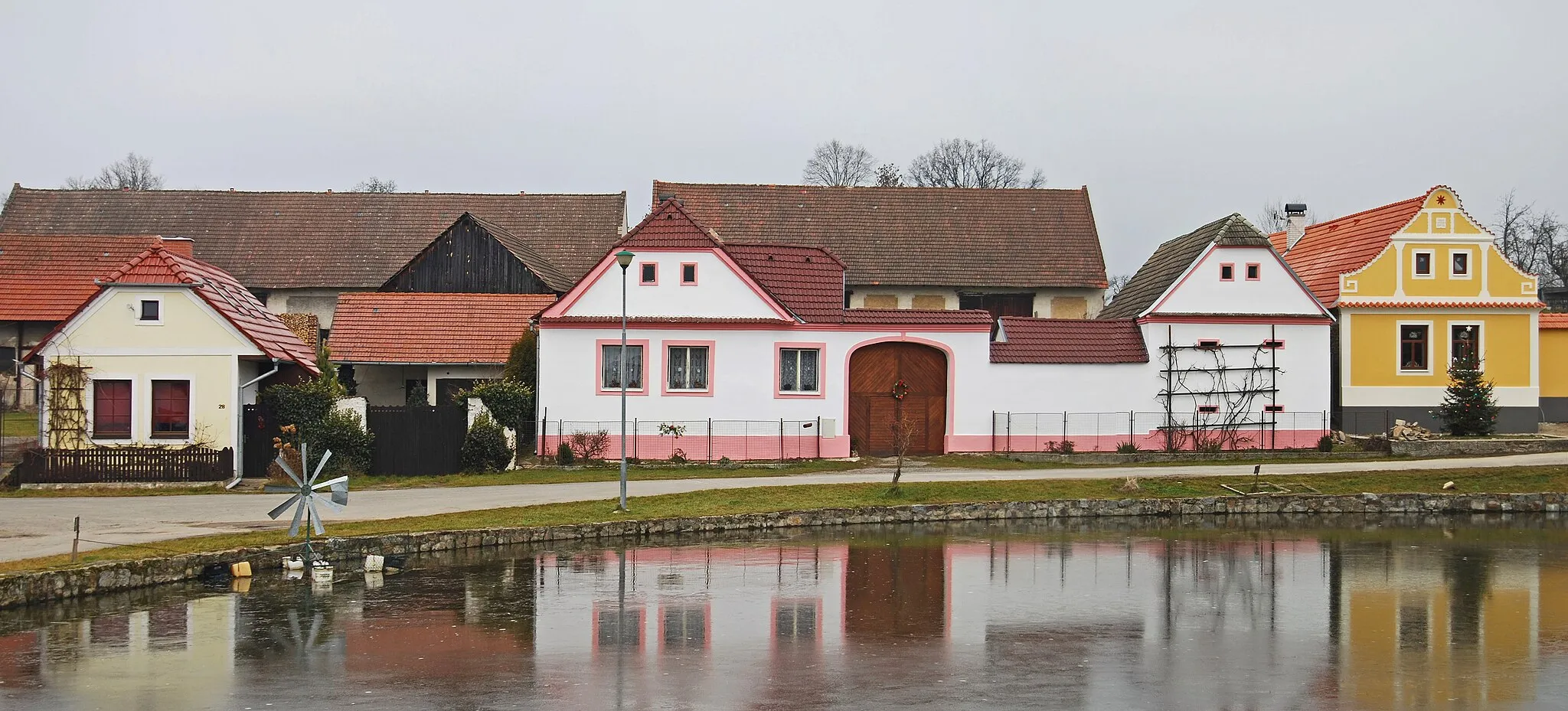 Photo showing: Venkovské usedlosti poblíž rybníka. Bechyňská Smoleč - část obce Sudoměřice u Bechyně v okrese Tábor. Česká republika.