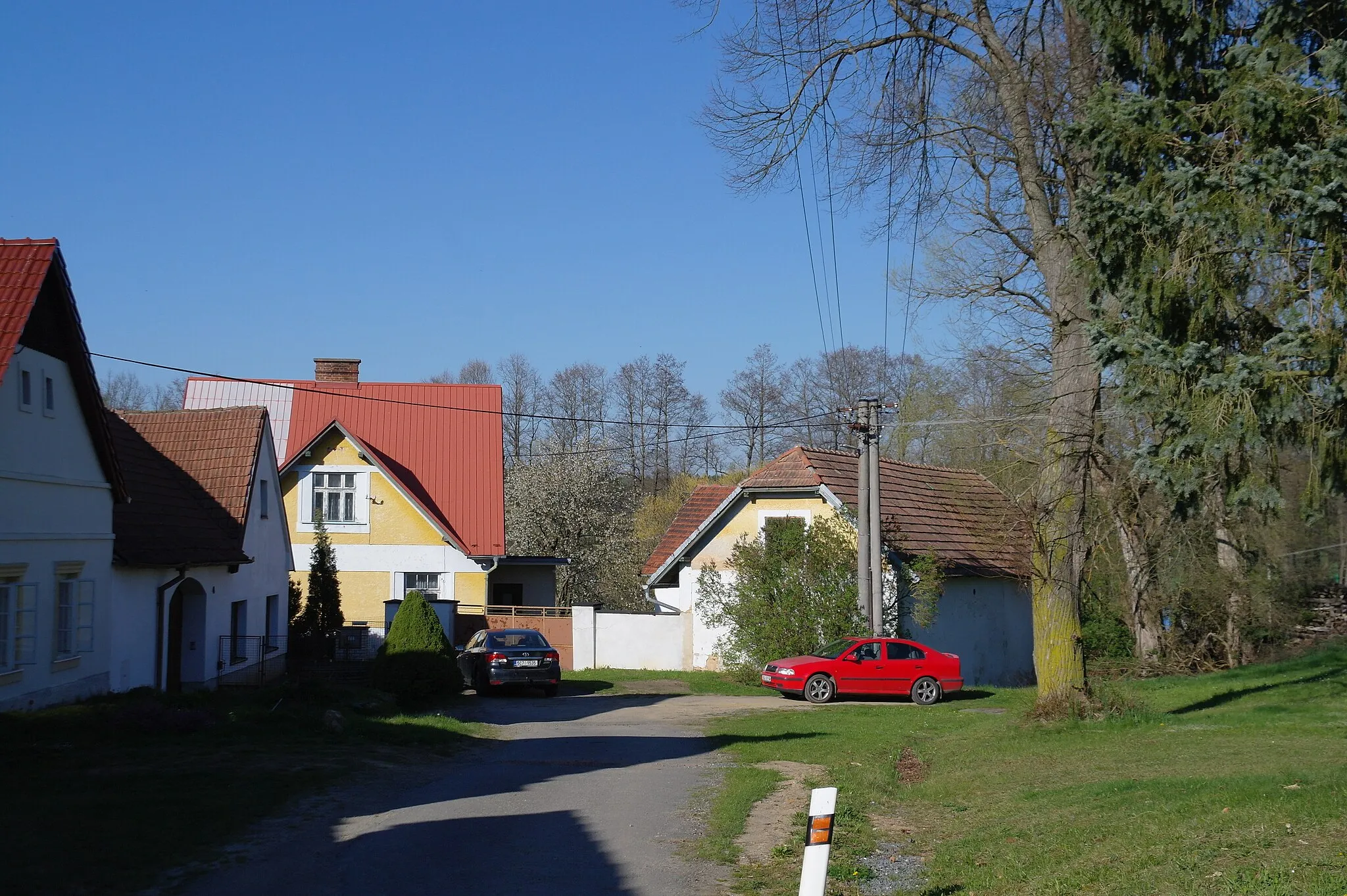 Photo showing: Bežerovice, domy v severní části návsi
