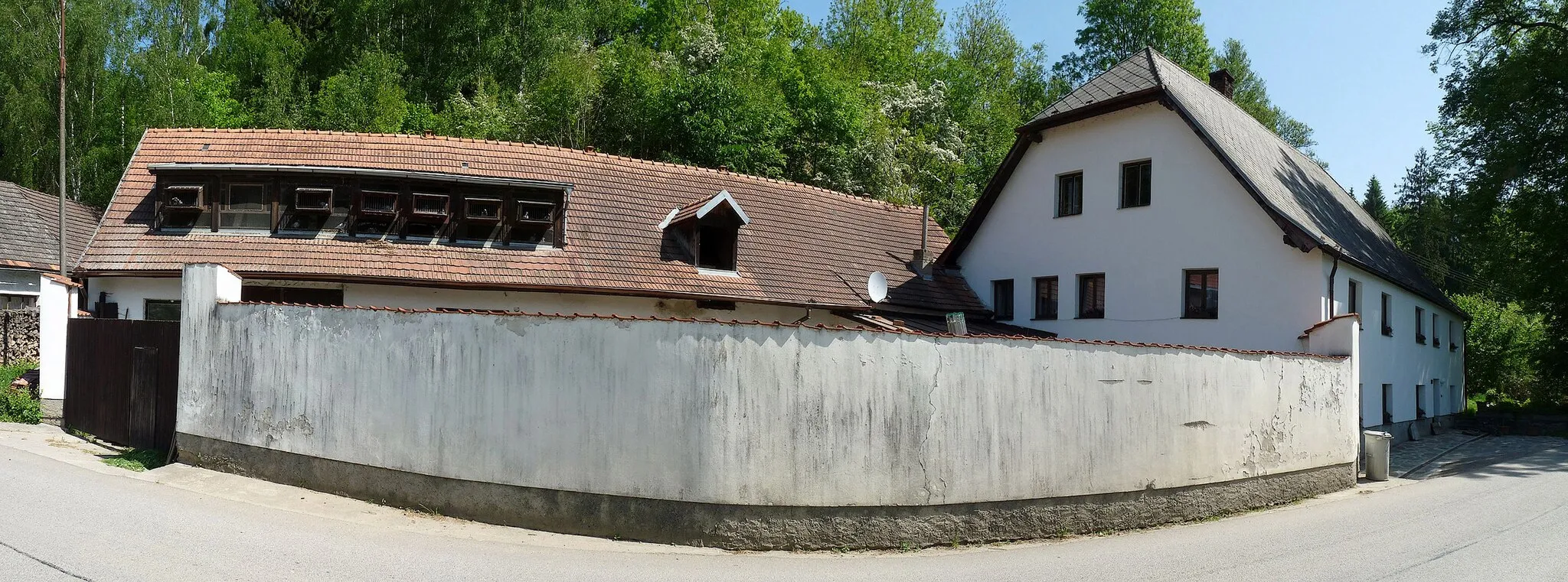 Photo showing: Former water mill the village of Nuzbely, Tábor District, South Bohemian Region, Czech Republic, part of the municipality of Radenín, officially marked as house No 22 of Lažany.