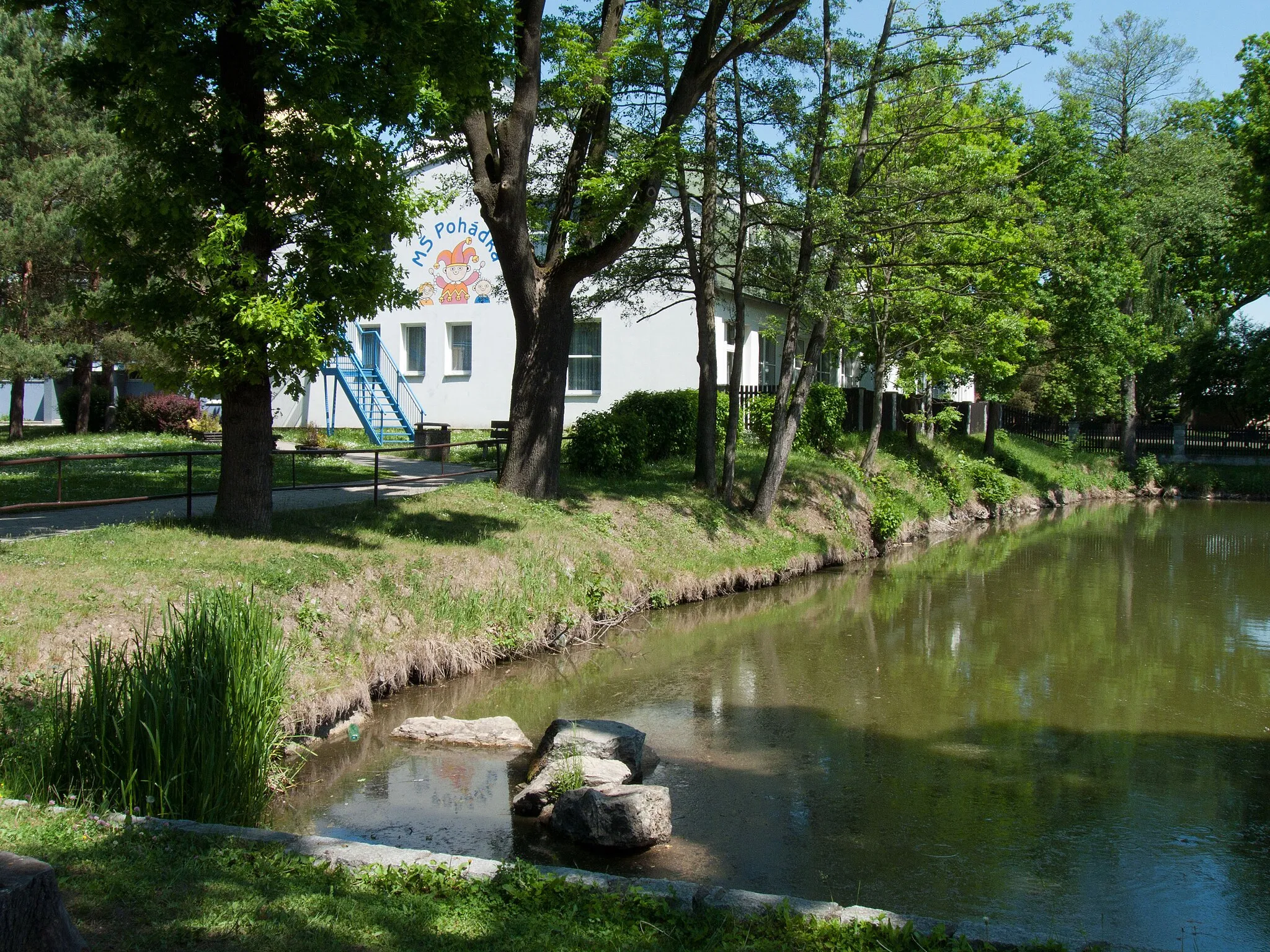 Photo showing: View of the local kindergarten over Farský (Rectory) pond in the town of Planá nad Lužnicí|Planá nad Lužnicí, Tábor District, Czech Republic.