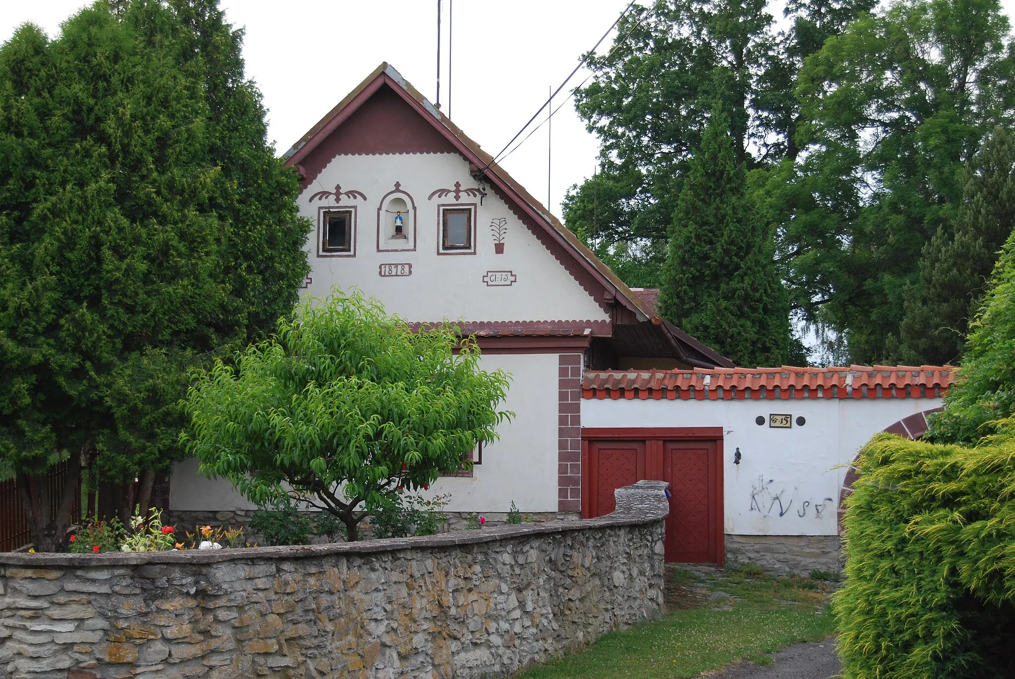 Photo showing: Venkovská usedlost čp.15. Skrýchov u Opařan - část obce Opařany v okrese Tábor. Česká republika.