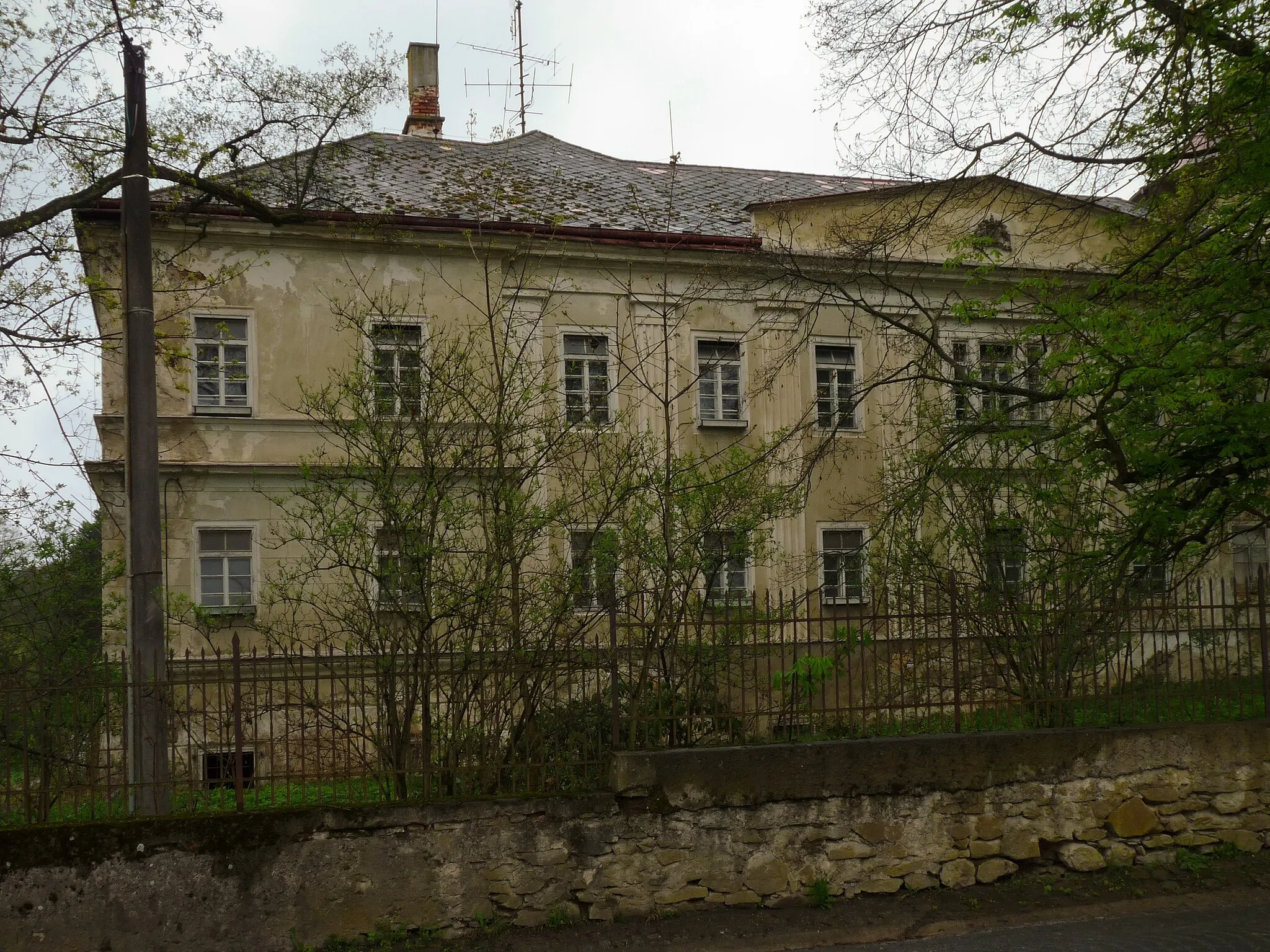 Photo showing: Building of the chateau in the village of Nemyšl, Tábor district, Czech Republic, first referred to in 1373; its Empire style reconstruction took place in 1822