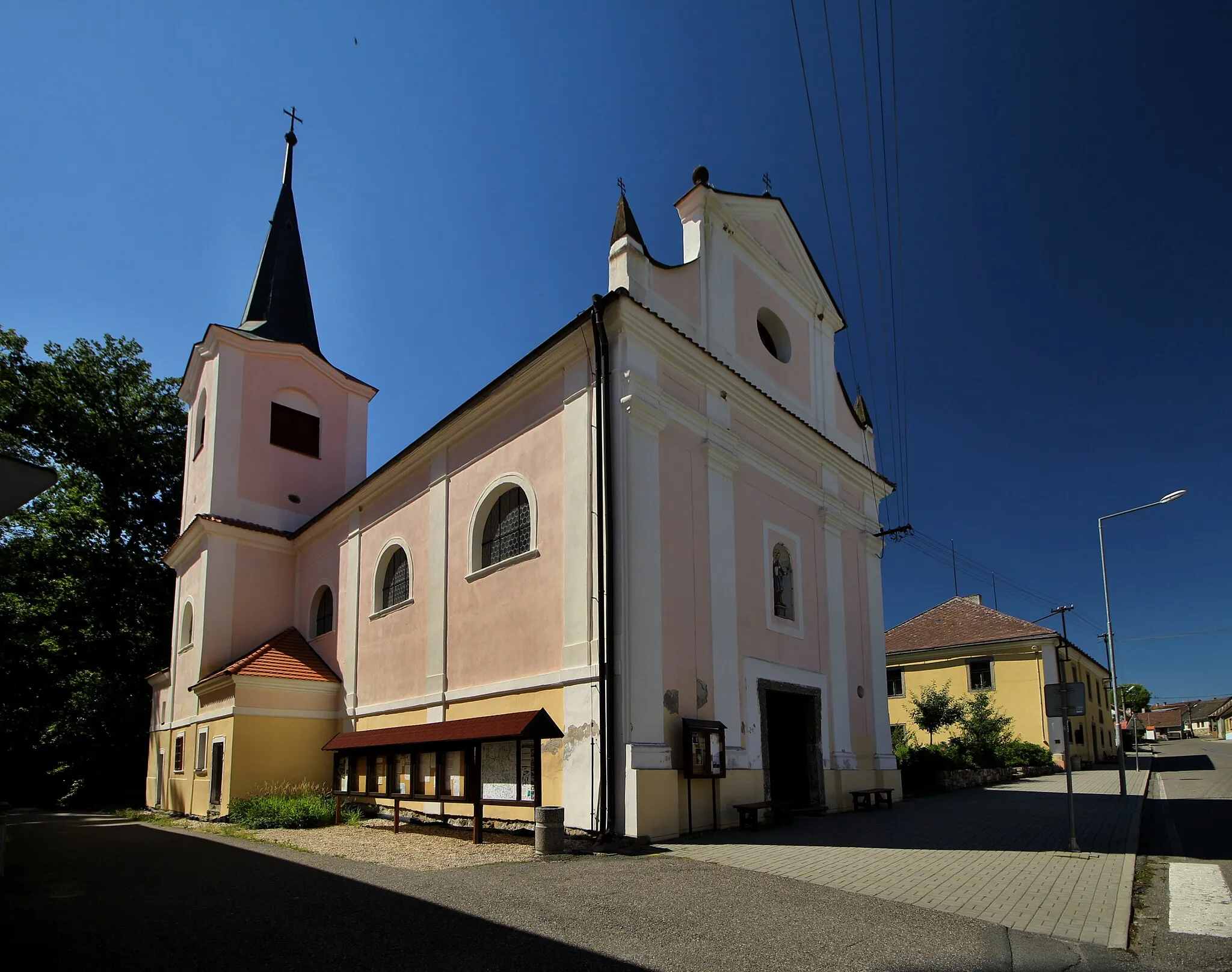 Photo showing: Nadějkov, kostel Nejsvětější Trojice