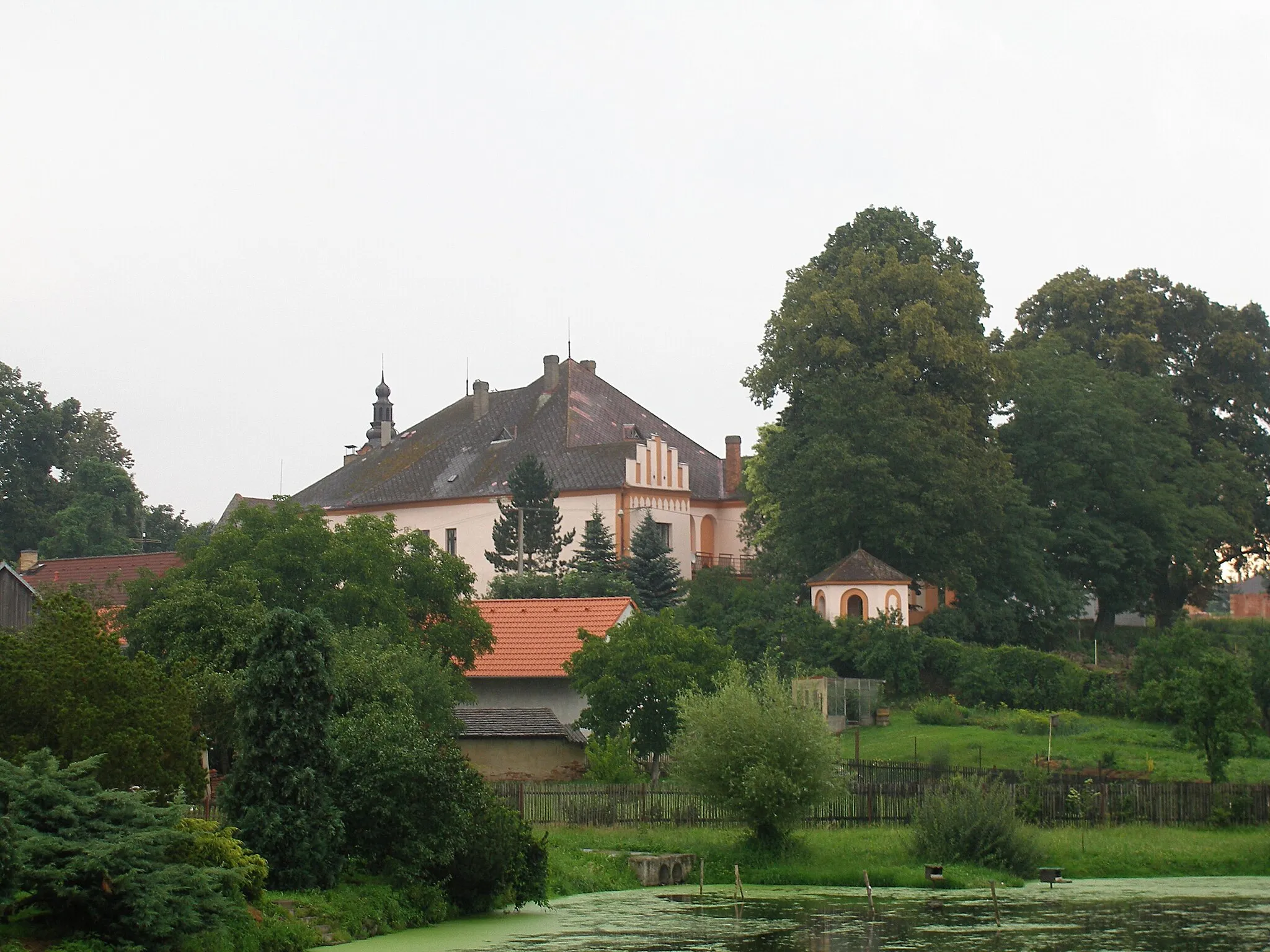 Photo showing: Myslkovice - the South-Western view of the castle