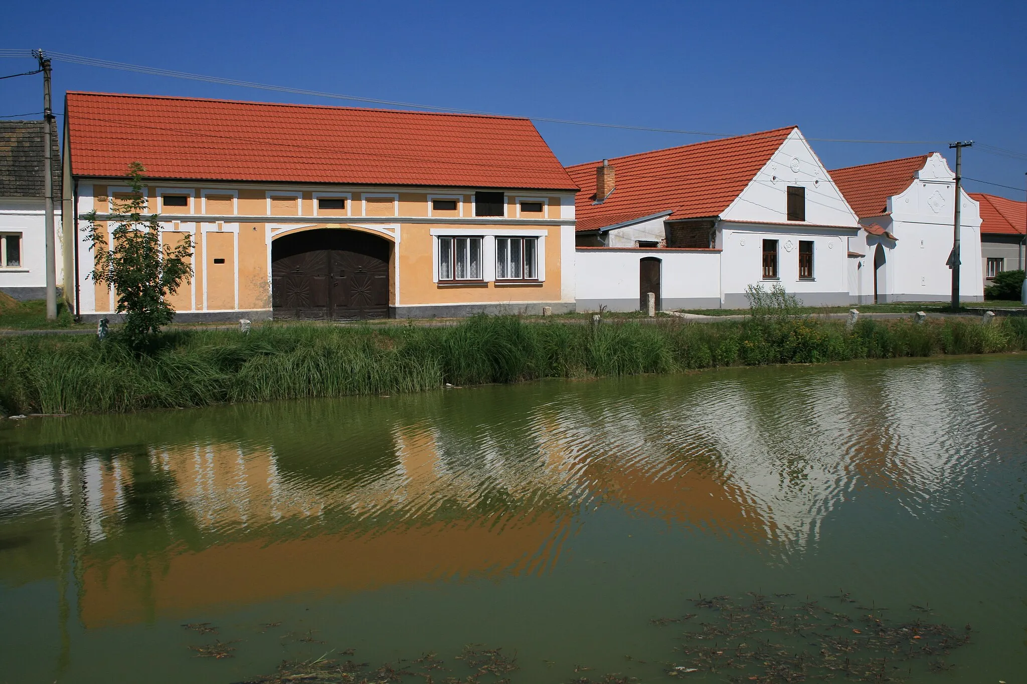 Photo showing: Mažice - náves