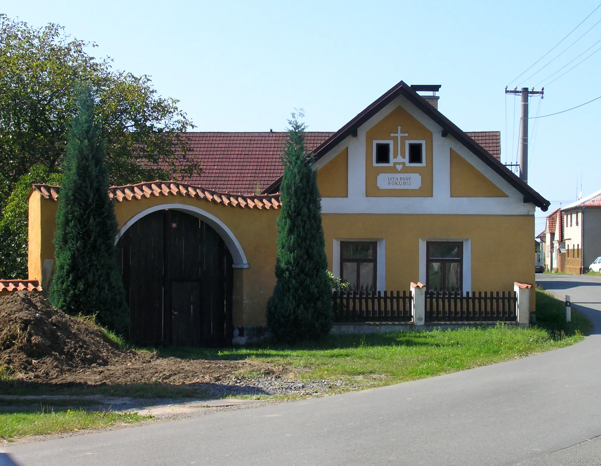 Photo showing: Old farm in Malšice, Czech Republic