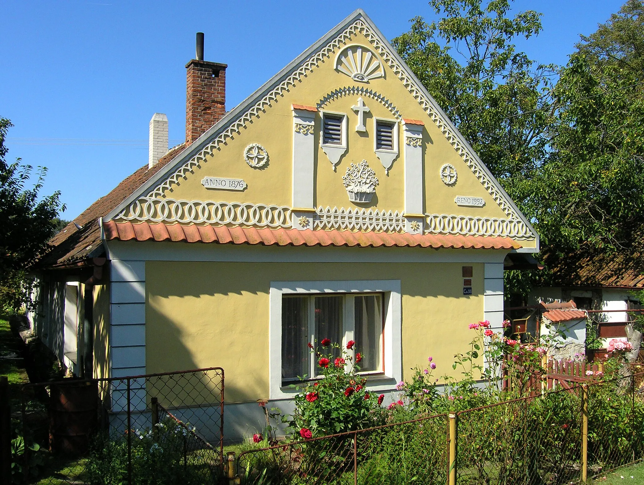 Photo showing: Old house in Lom village, Czech Republic. Built 1876, rebuilt 1992 by Jan Hříbek.