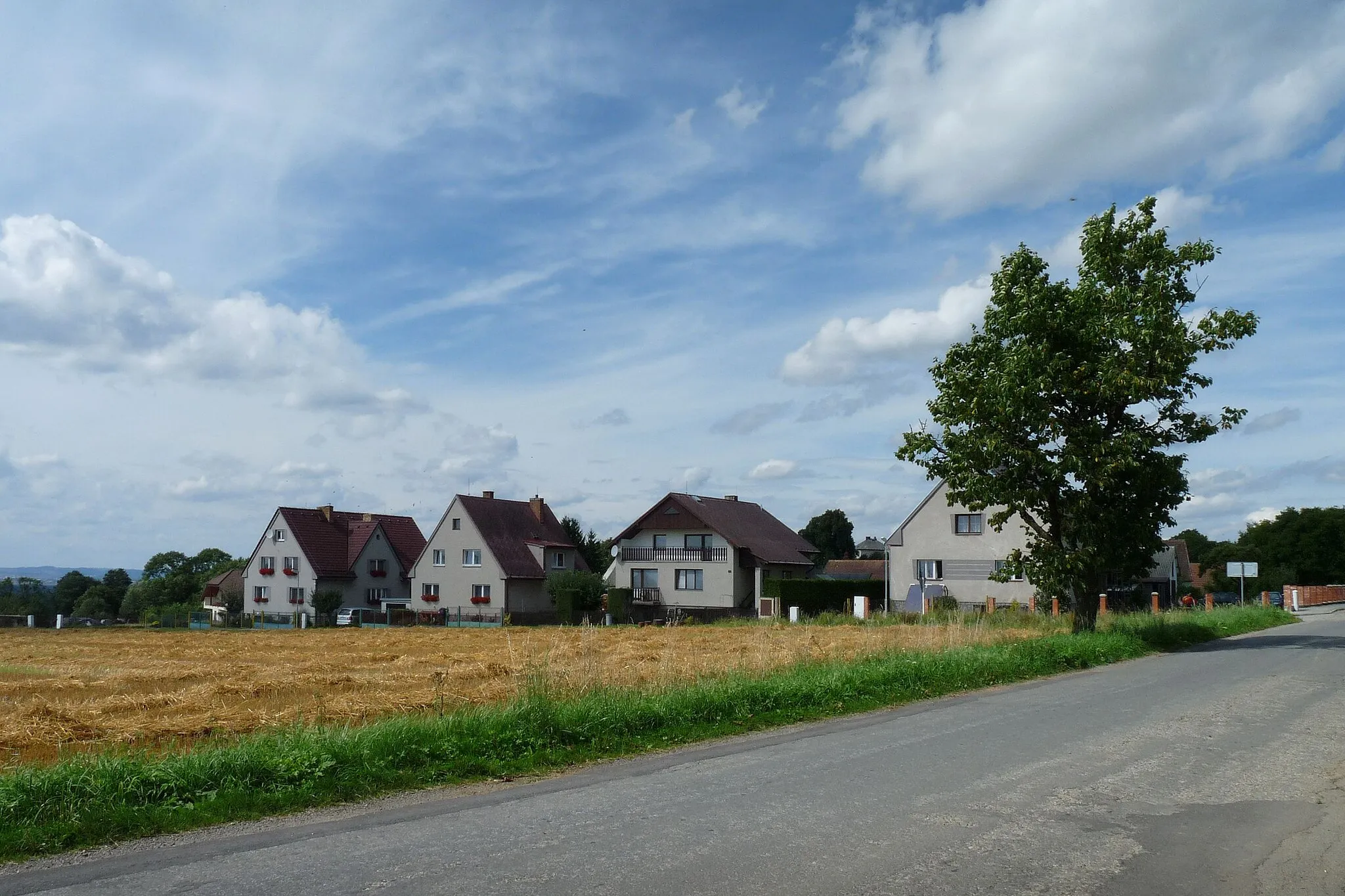 Photo showing: Houses in the south of the village of Krtov, Tábor District, Czech Republic.