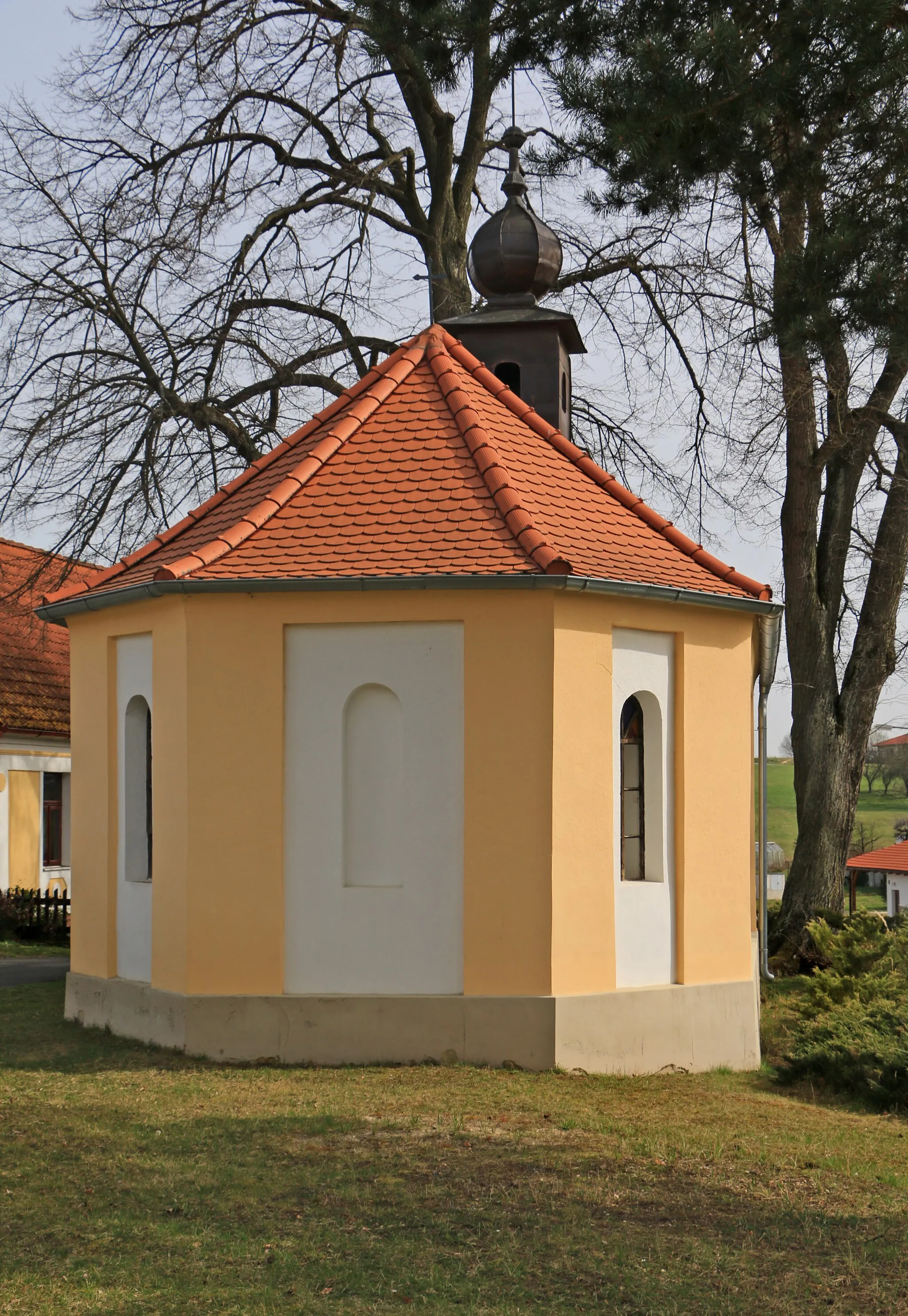 Photo showing: Chapel in Katov village, Czech Republic.