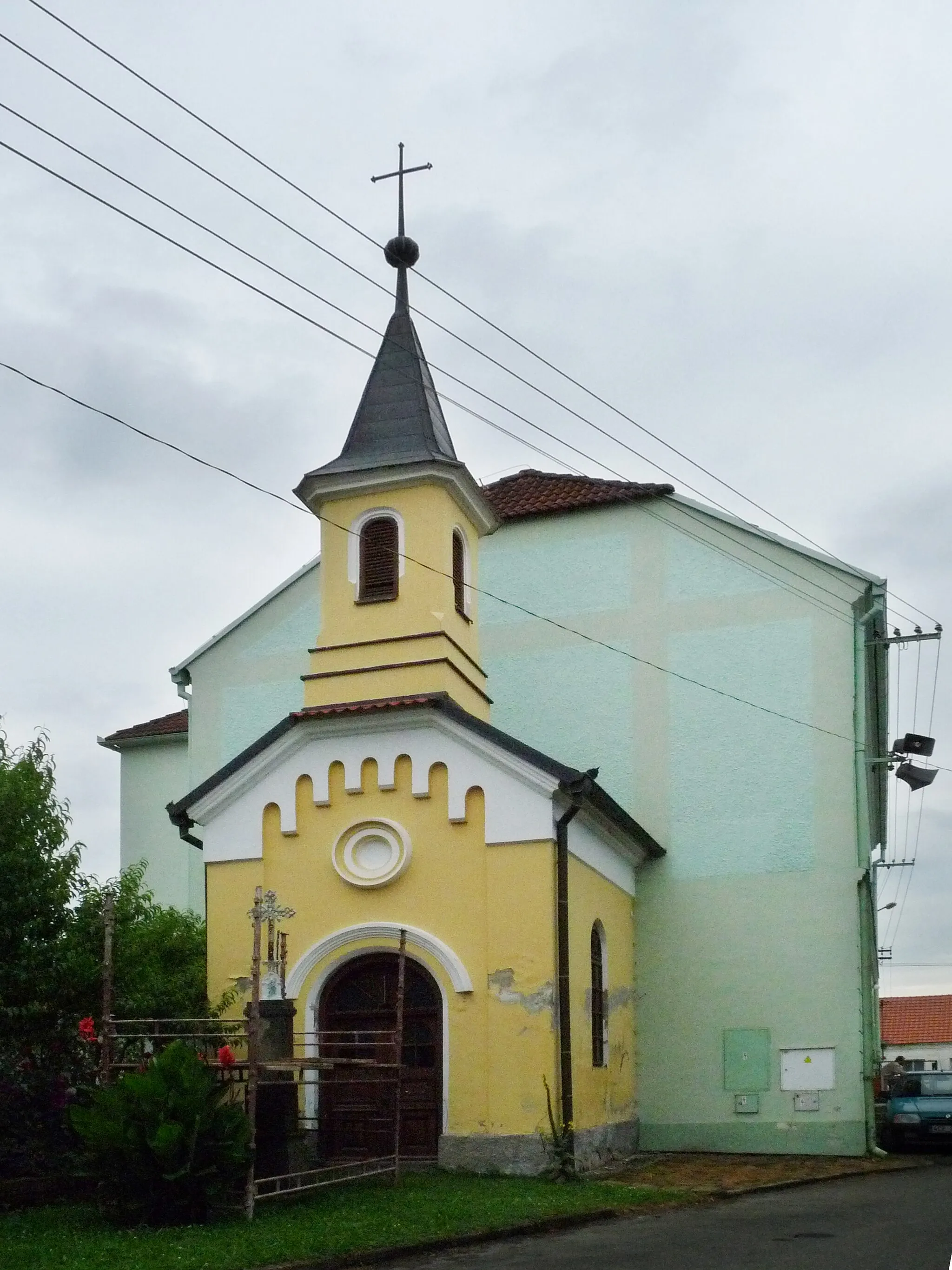 Photo showing: Chapel adjoining the former school in Hodětín, Tábor district, Czech Republic