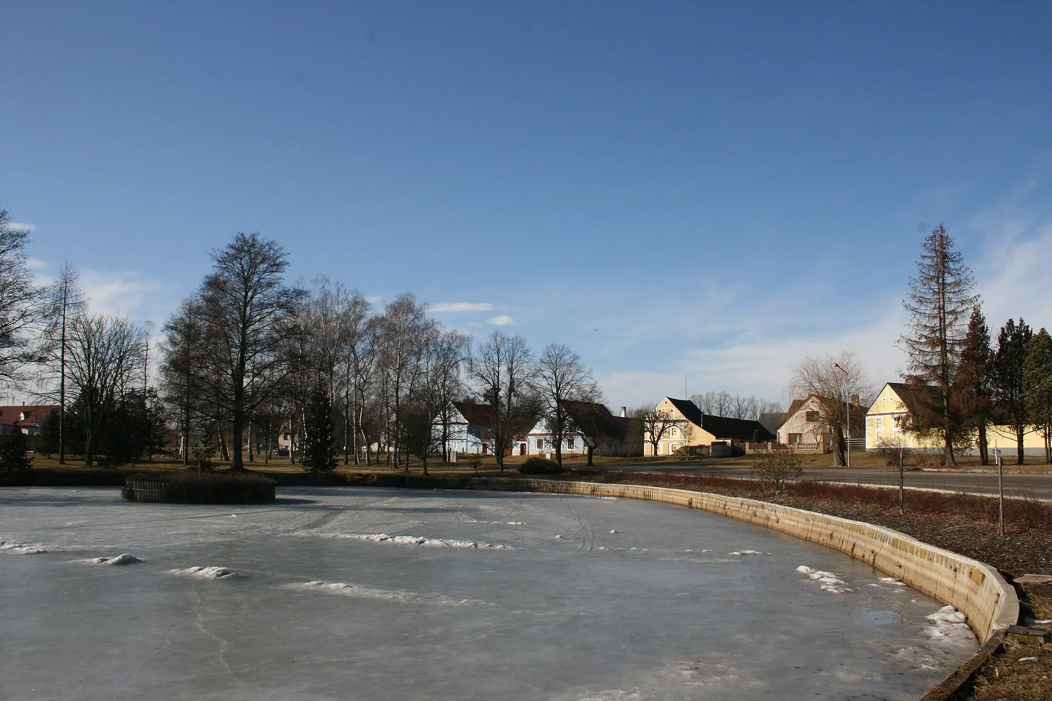 Photo showing: Sviny Village near to Veselí nad Lužnicí, Tábor District, Czech Republic. Pond in the centre of the village.