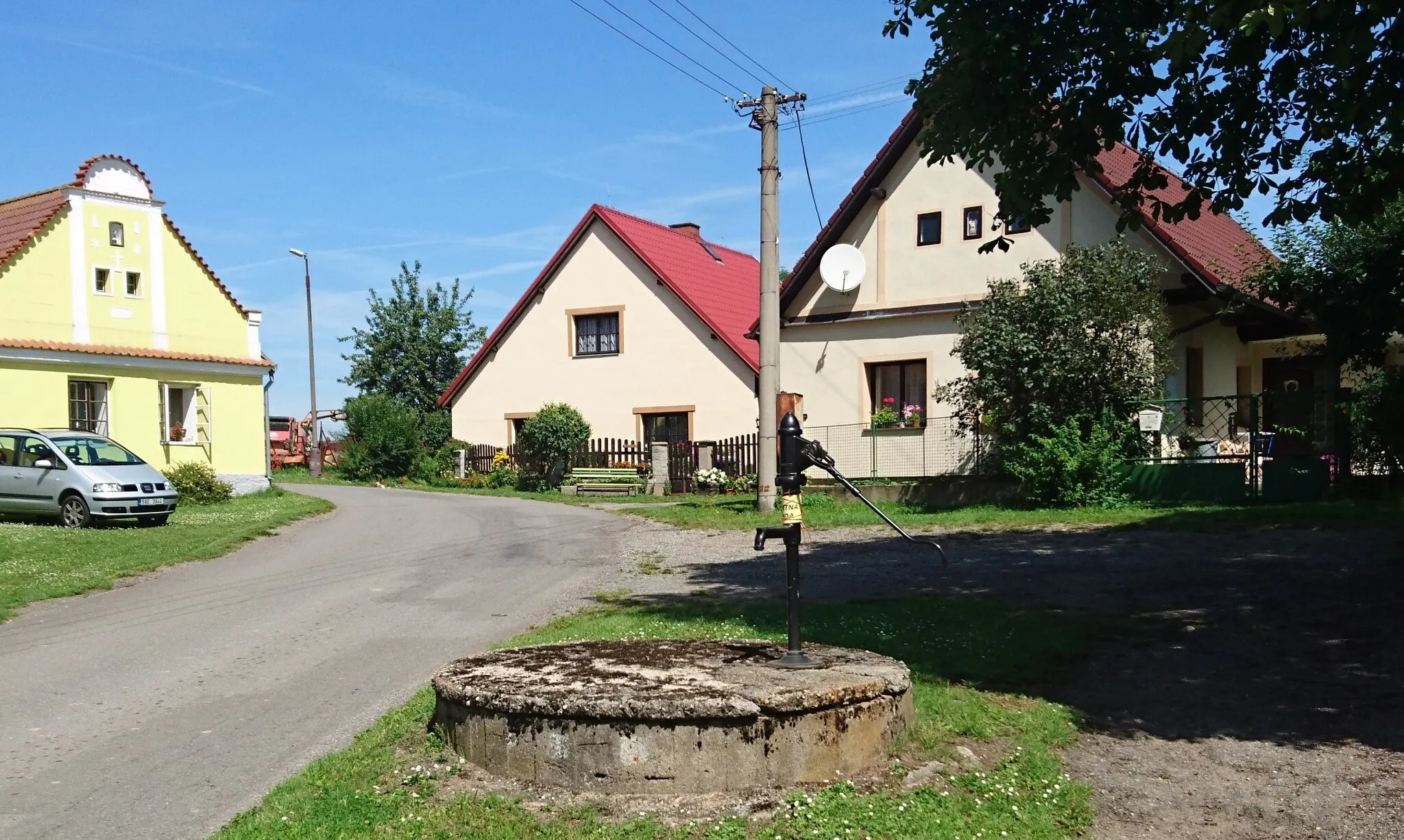 Photo showing: Náves s pumpou, Broučkova Lhota, místní část Chotoviny