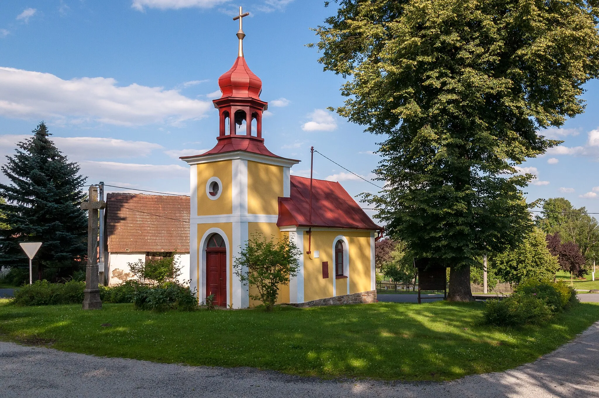 Photo showing: Pohled zboku na kapli v Bradáčově.