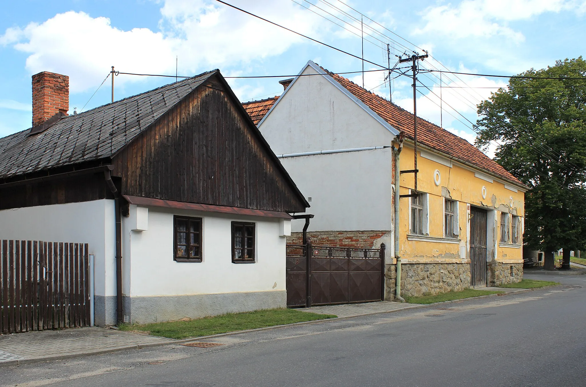 Photo showing: Houses No. 27 and 28 in Čermná, Czech Republic.