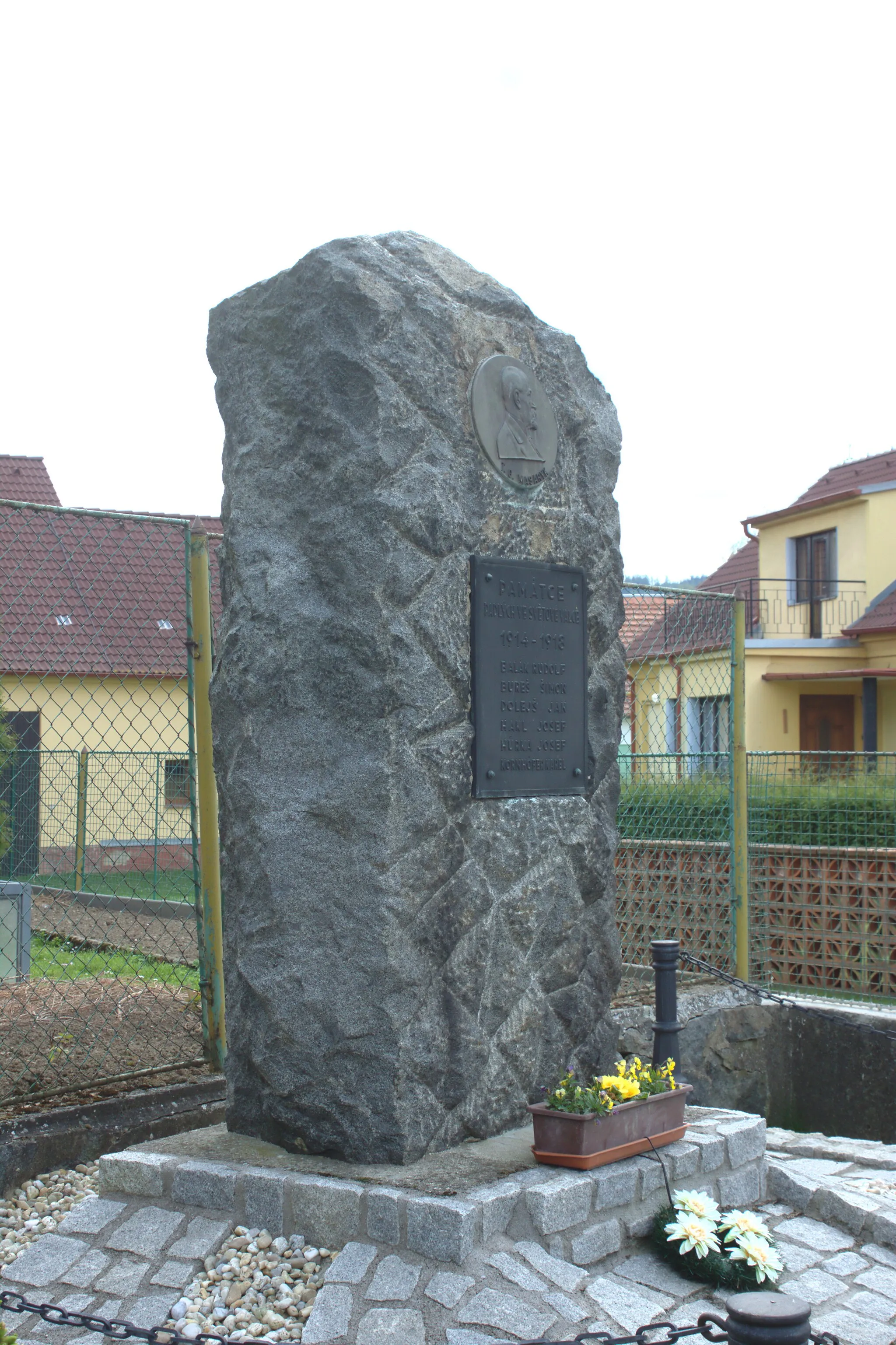 Photo showing: A monument near the common in the village of Únějovice, Plzeň Region, CZ