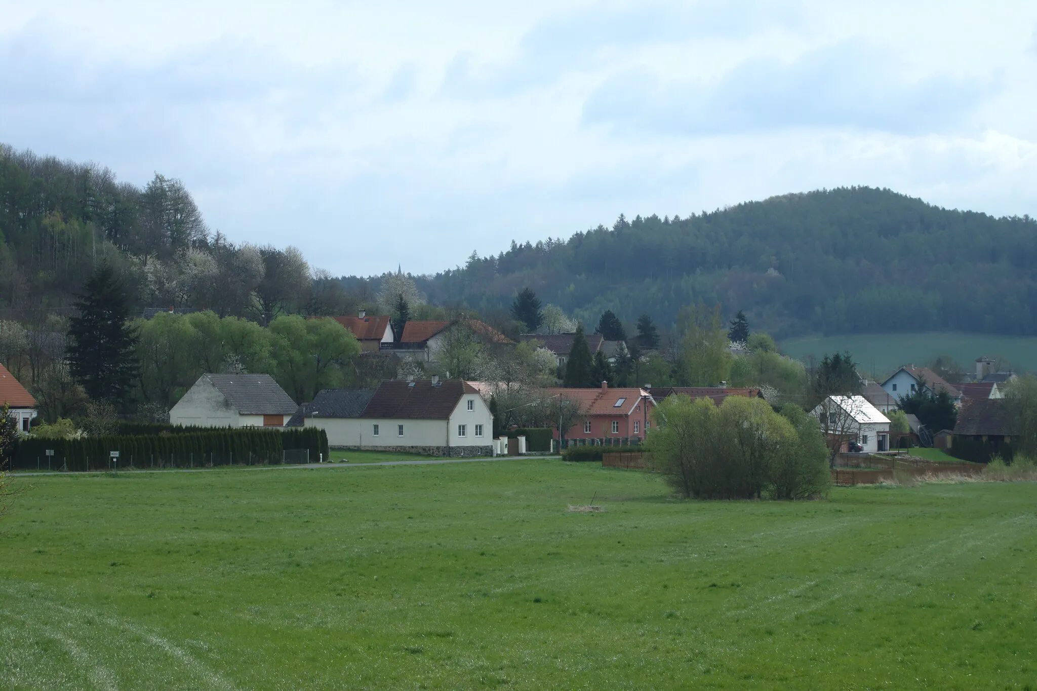 Photo showing: View of the village of Únějovice from west, Plzeň Region, CZ