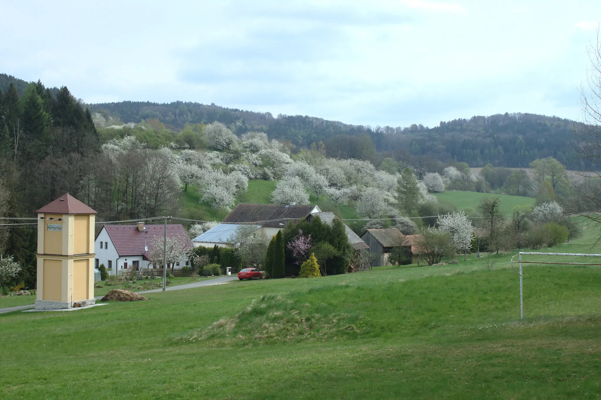 Photo showing: View of the village of Oprechtice from south, Plzeň Region, CZ