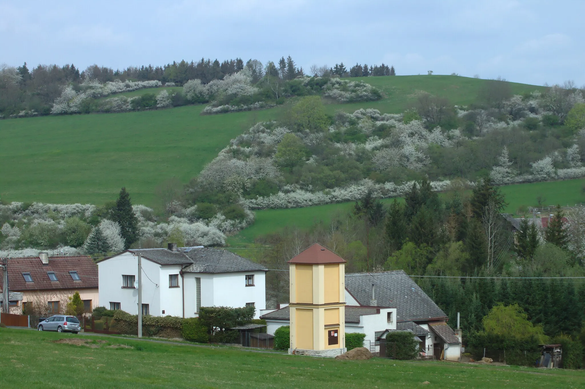 Photo showing: View of the village of Oprechtice from south, Plzeň Region, CZ