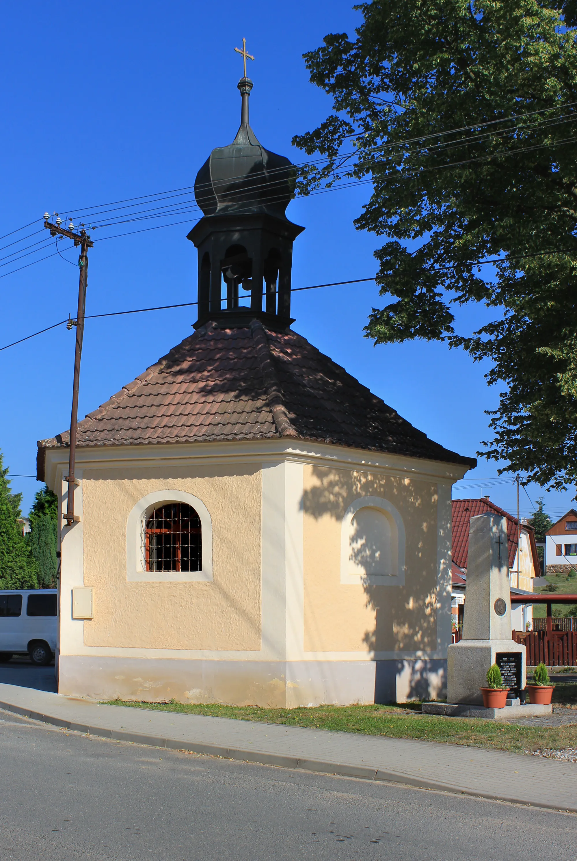 Photo showing: Small chapel in Puclice, Czech Republic.