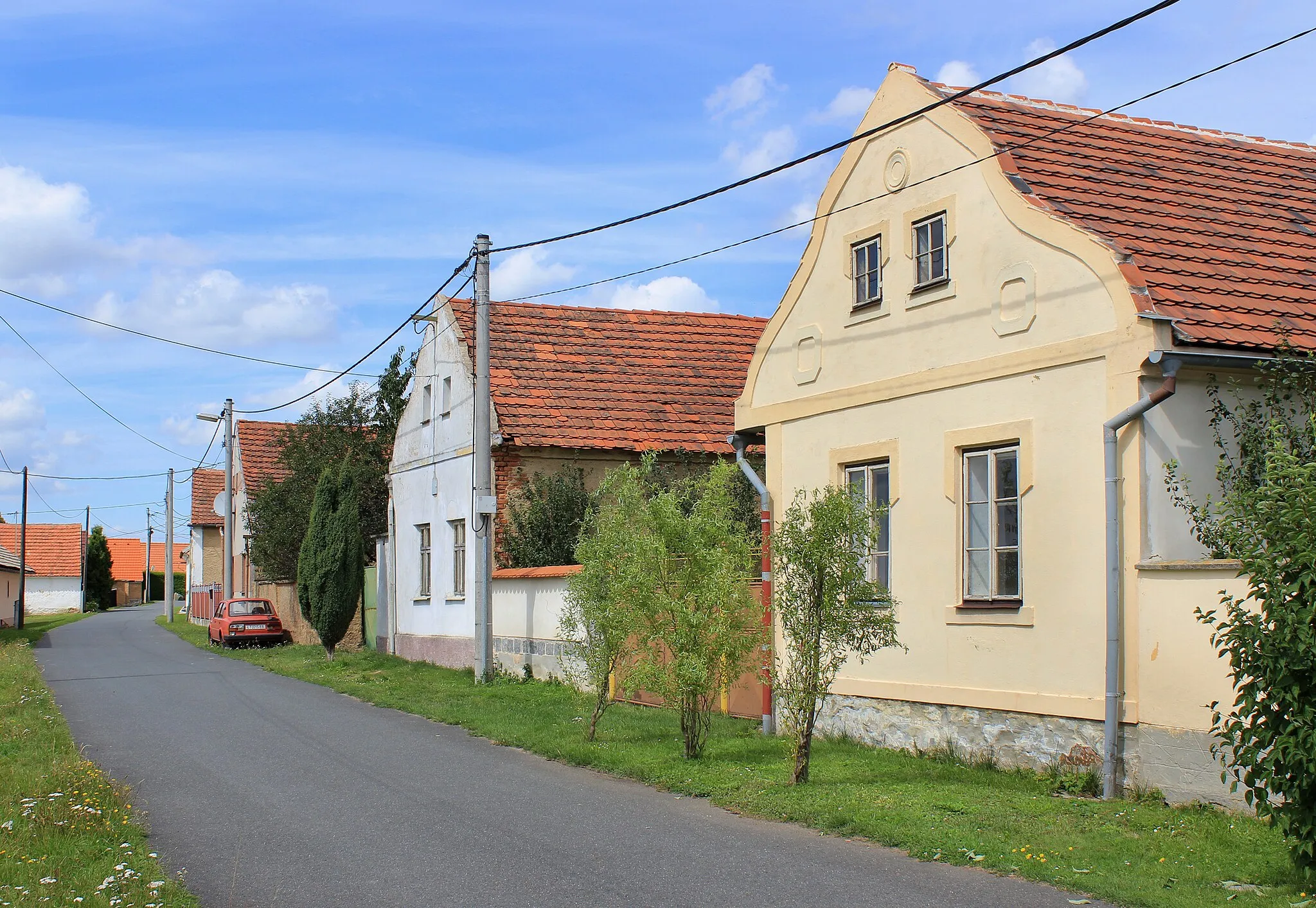 Photo showing: Side street in Poděvousy, Czech Republic.