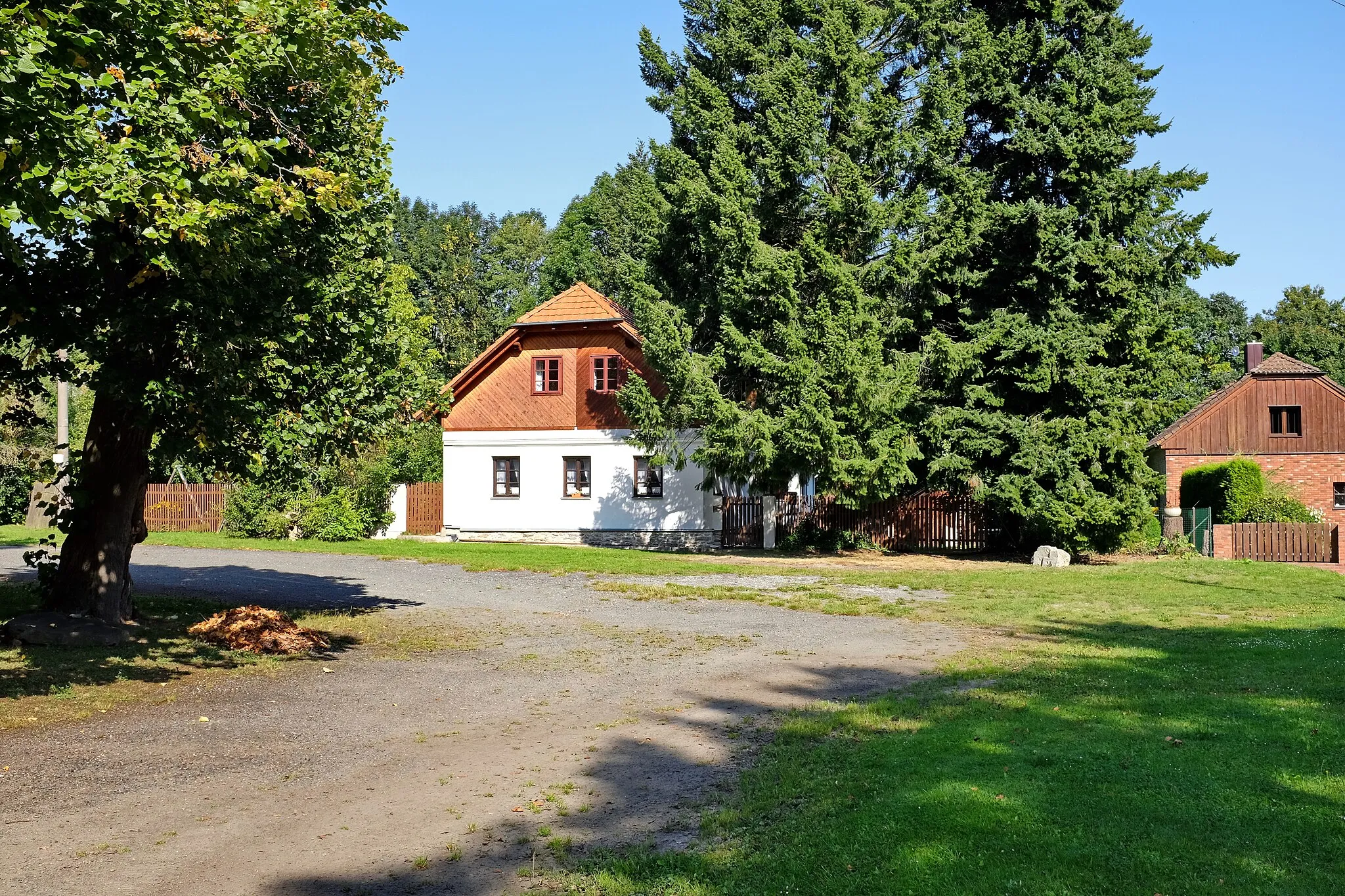 Photo showing: Mnichov (Okres Domažlice), chalupy na návsi