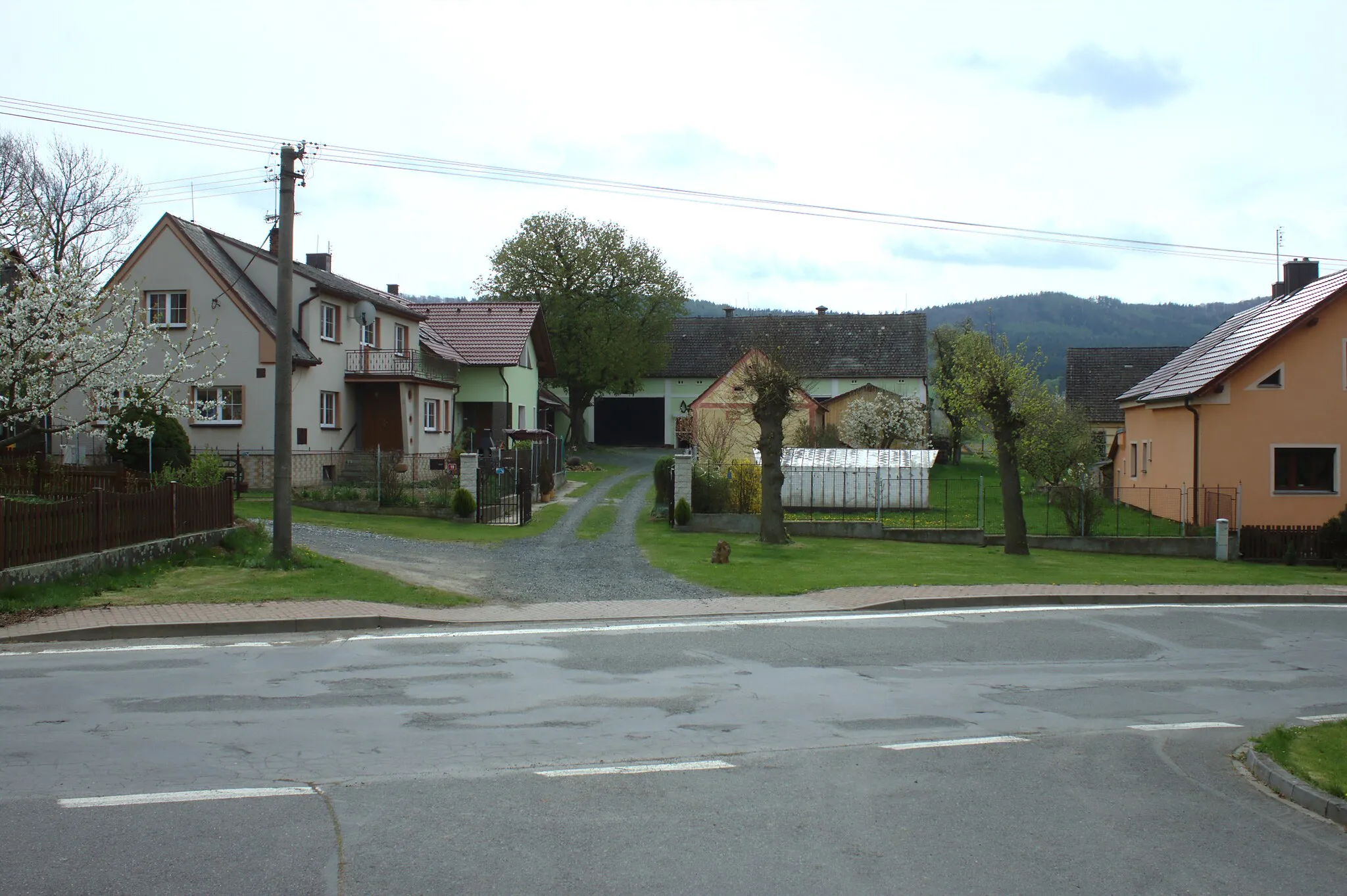 Photo showing: Buildings at the eastern edge of the village of Hradiště, Plzeň Region, CZ