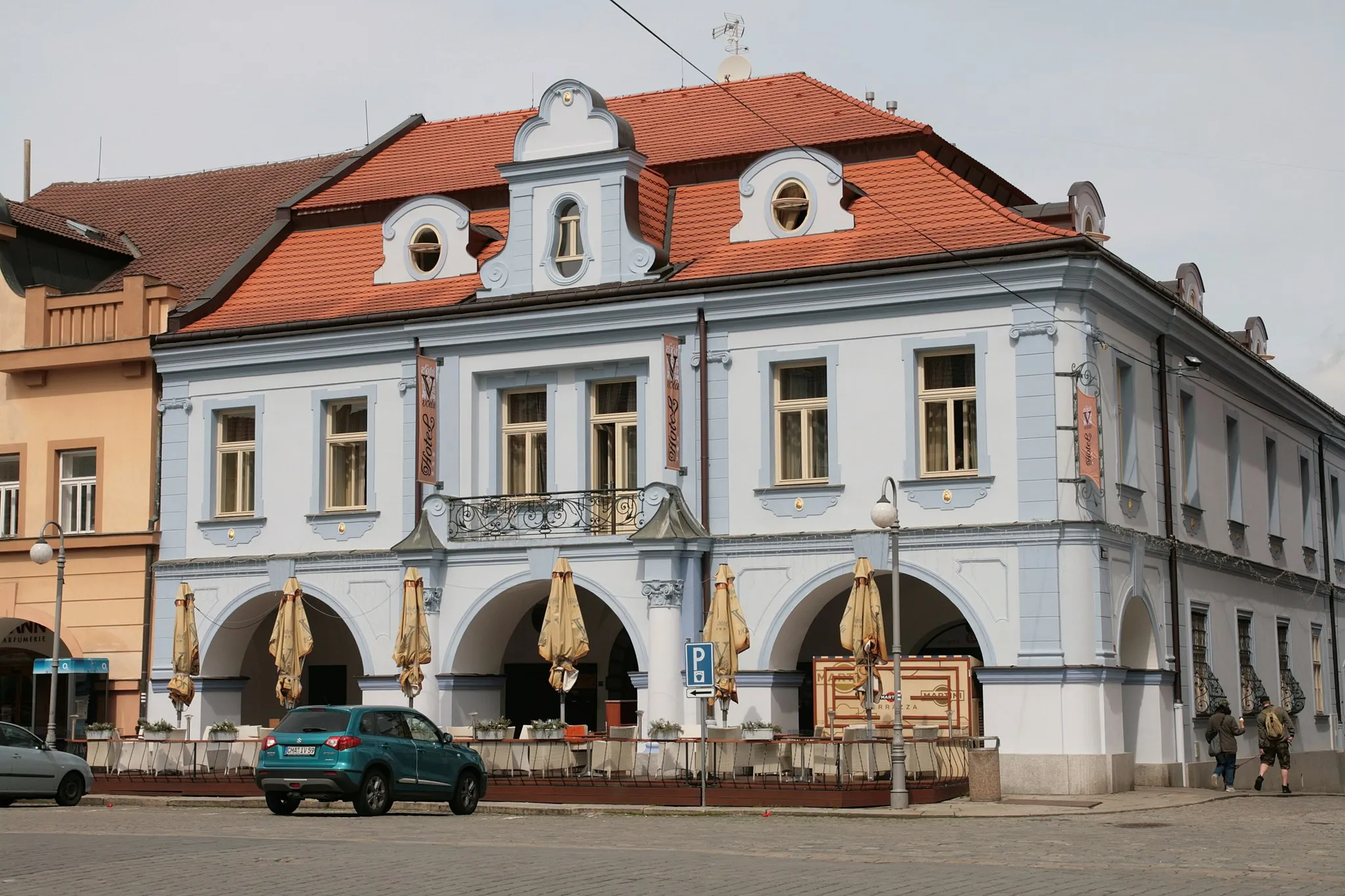 Photo showing: Město Domažlice. Hotel Zlatá včela v domě čp. 131 na rohu náměstí Míru a Kostelní ulice.