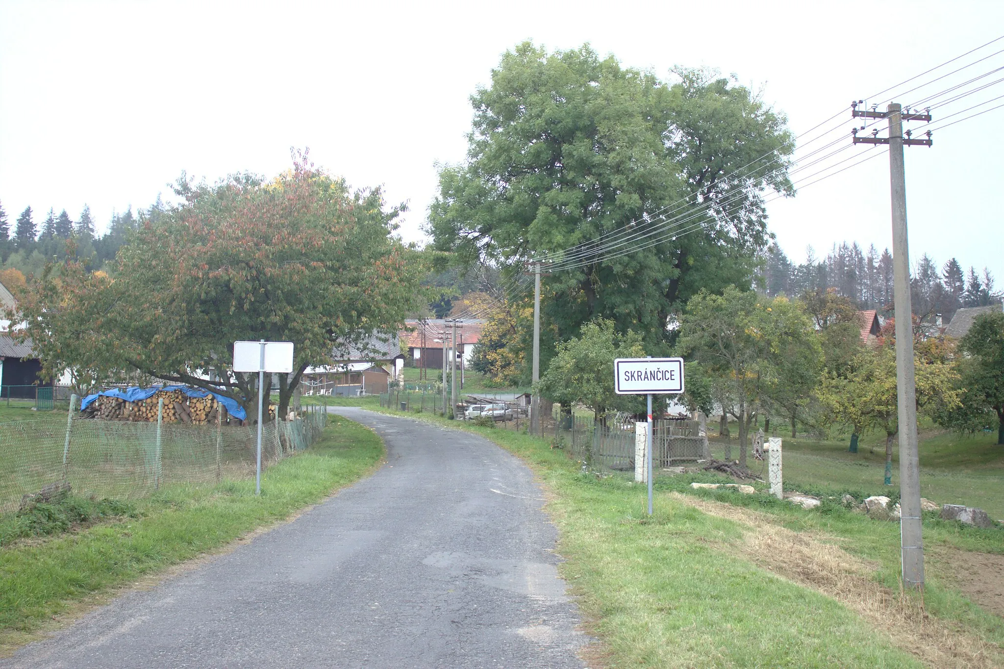 Photo showing: A road in the village of Skránčice, Plzeň Region, CZ