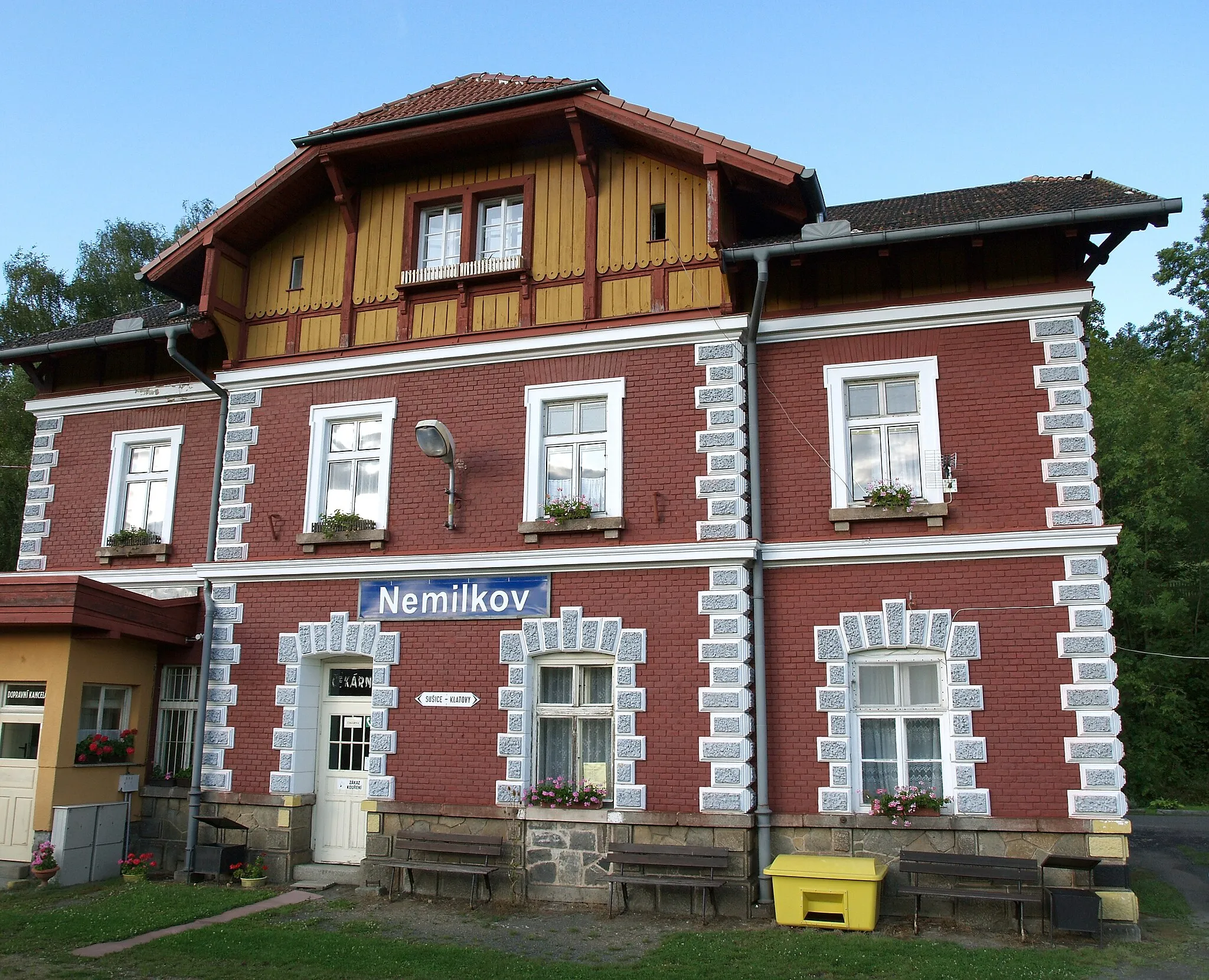 Photo showing: Czech village Nemilkov (part of Velhartice) – train station
