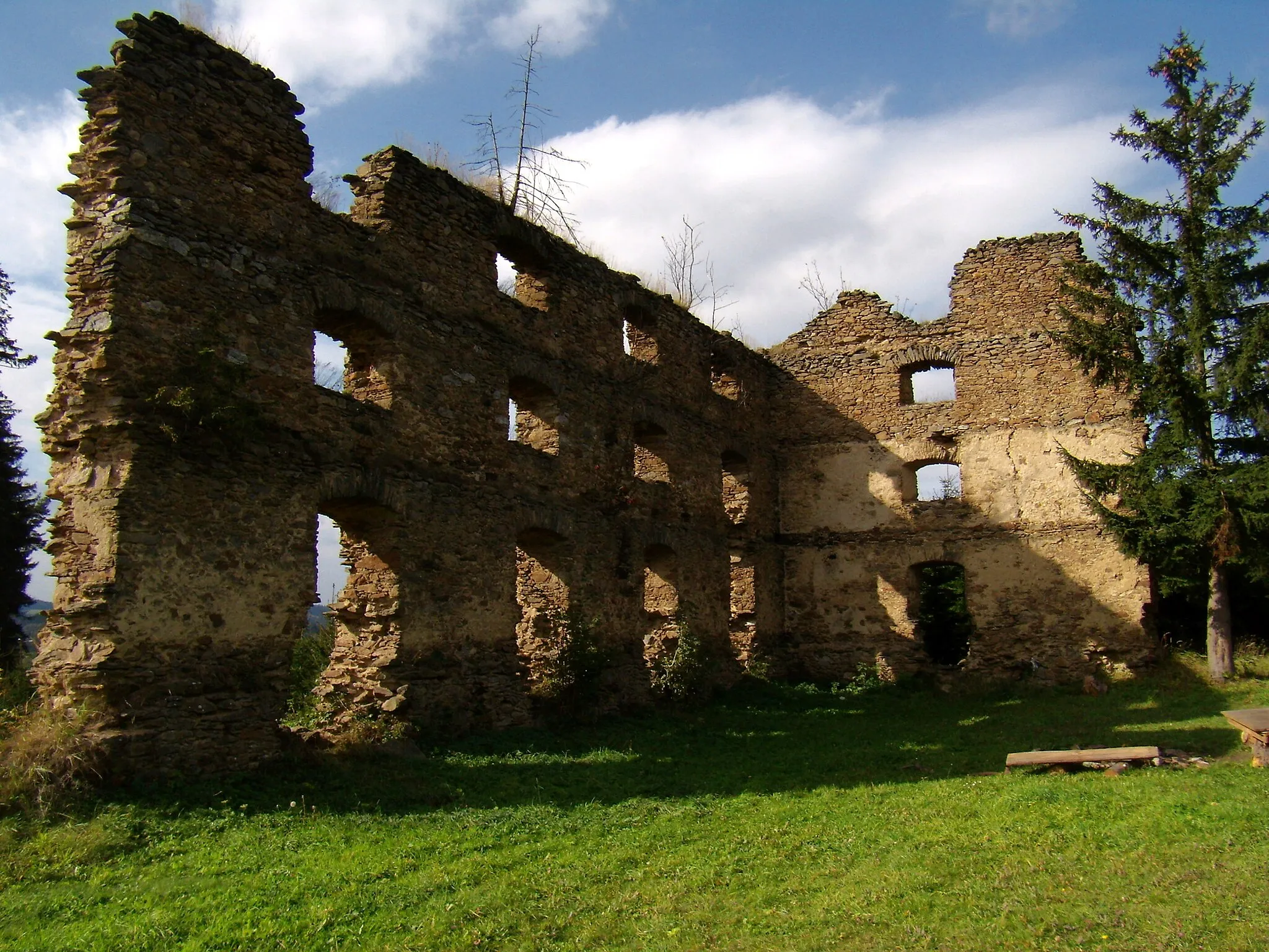 Photo showing: Kvasetice - zřícenina sýpky