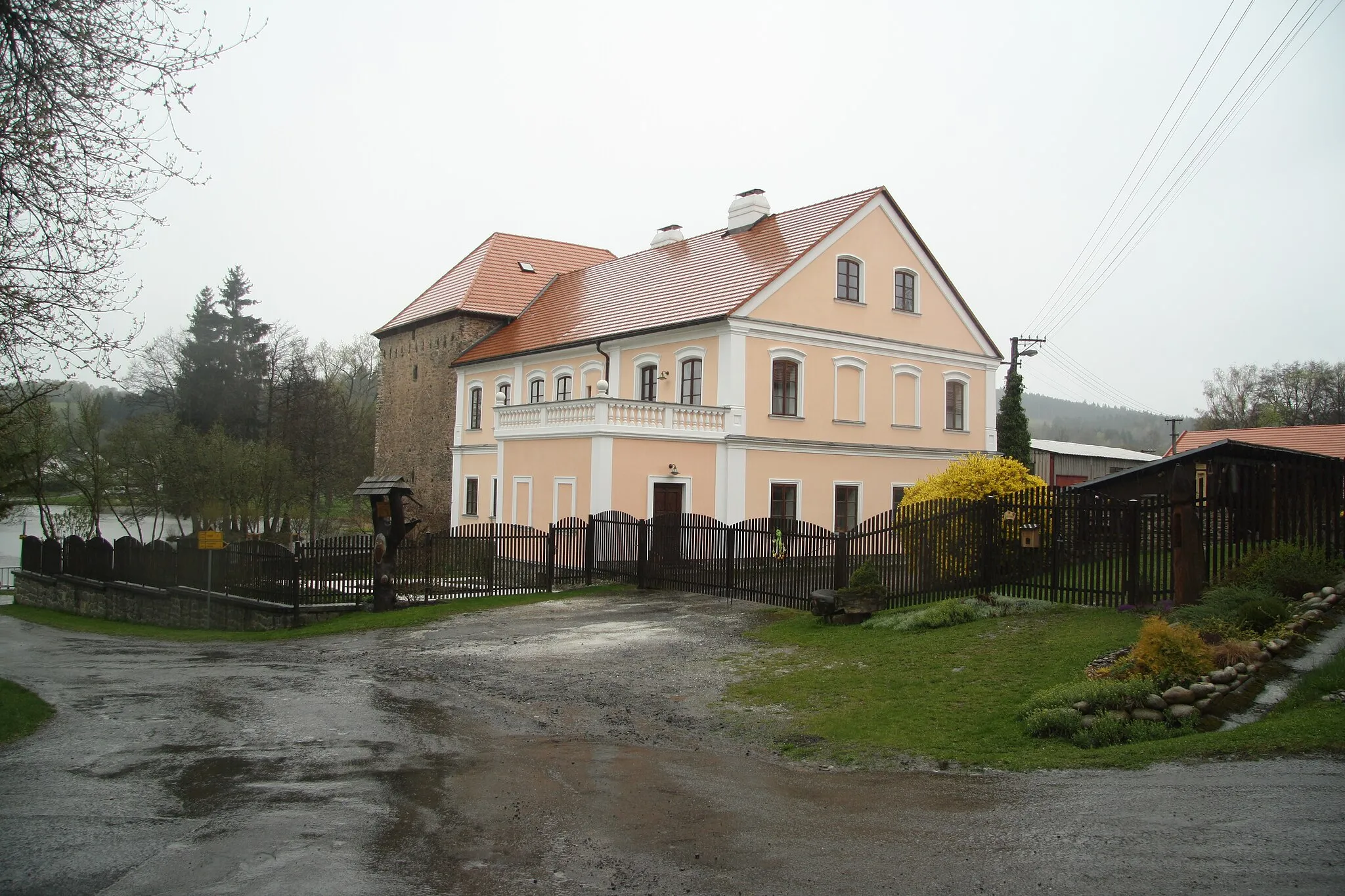 Photo showing: New building of castle in Svojšice, Petrovice u Sušice, Klatovy District.