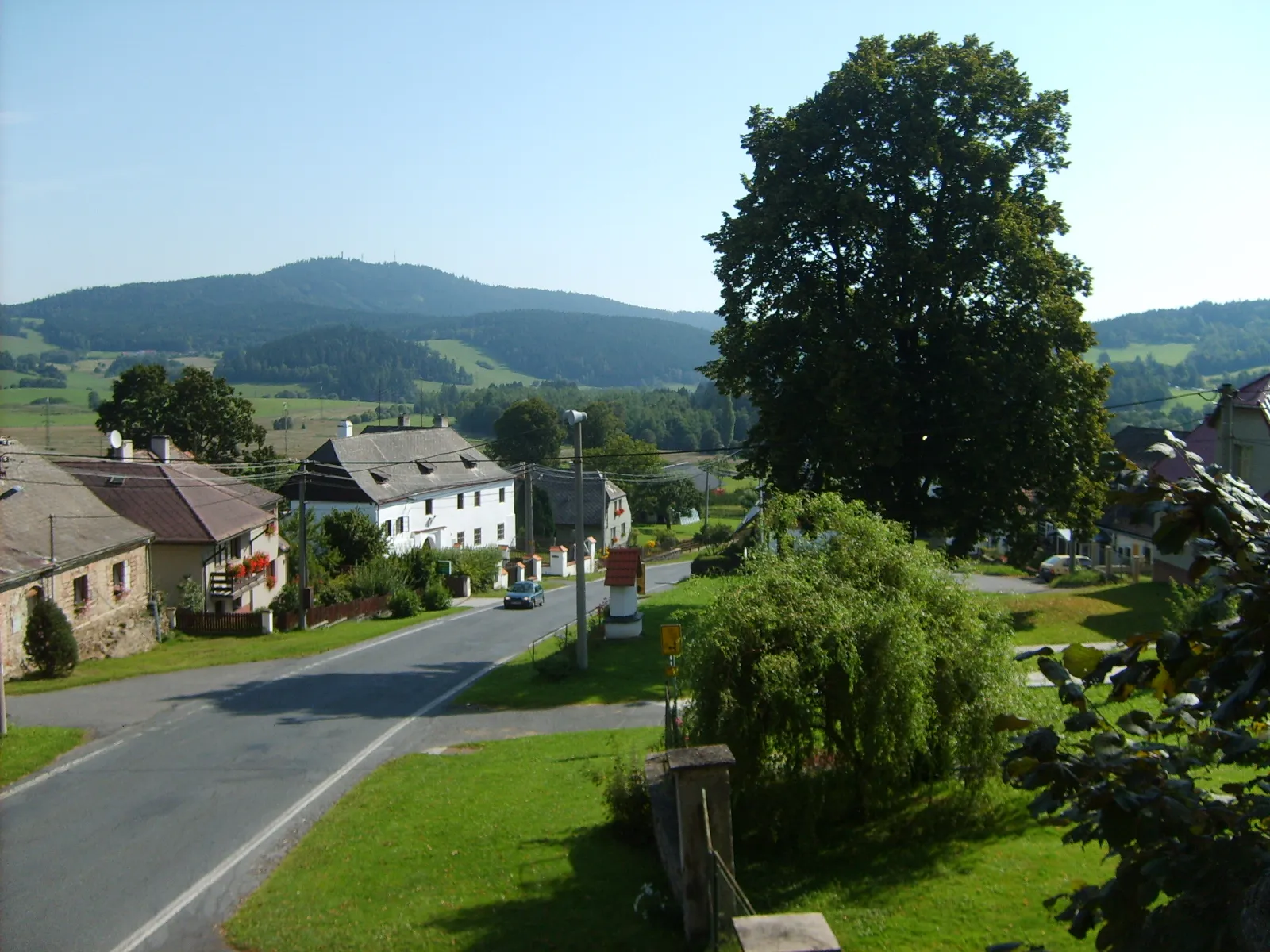 Photo showing: Lower part of Petrovice u Sušice. In Background Svatobor hill.