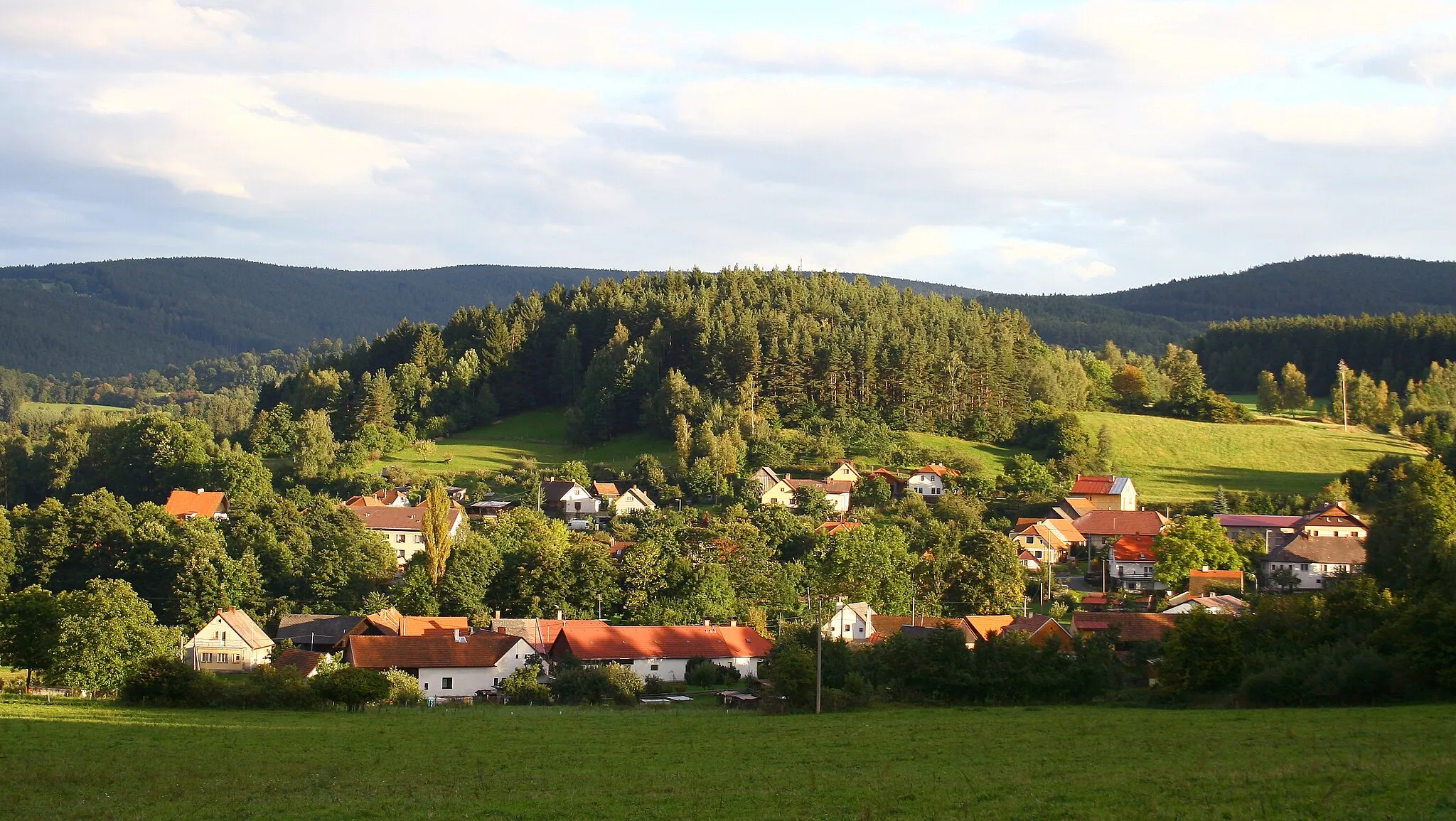 Photo showing: Dolní část vesnice Nezdic na Šumavě nedaleko Kašperských Hor. Okres Klatovy, Plzeňský kraj, Česká republika.