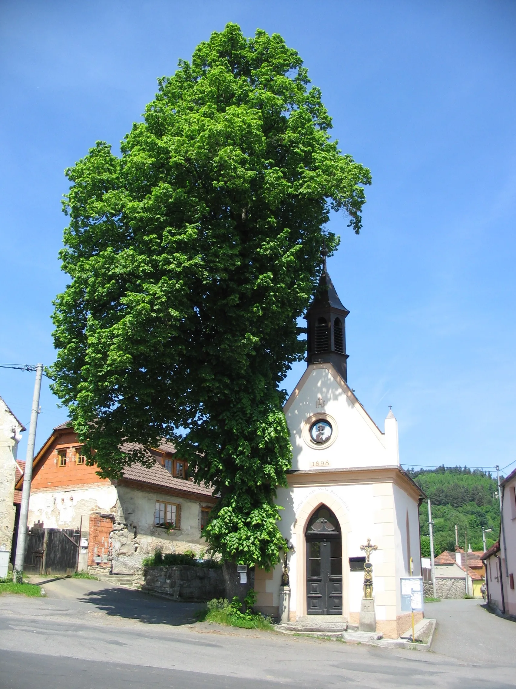 Photo showing: Chapel in Nezdice na Šumavě, Klatovy District, Czech Republic