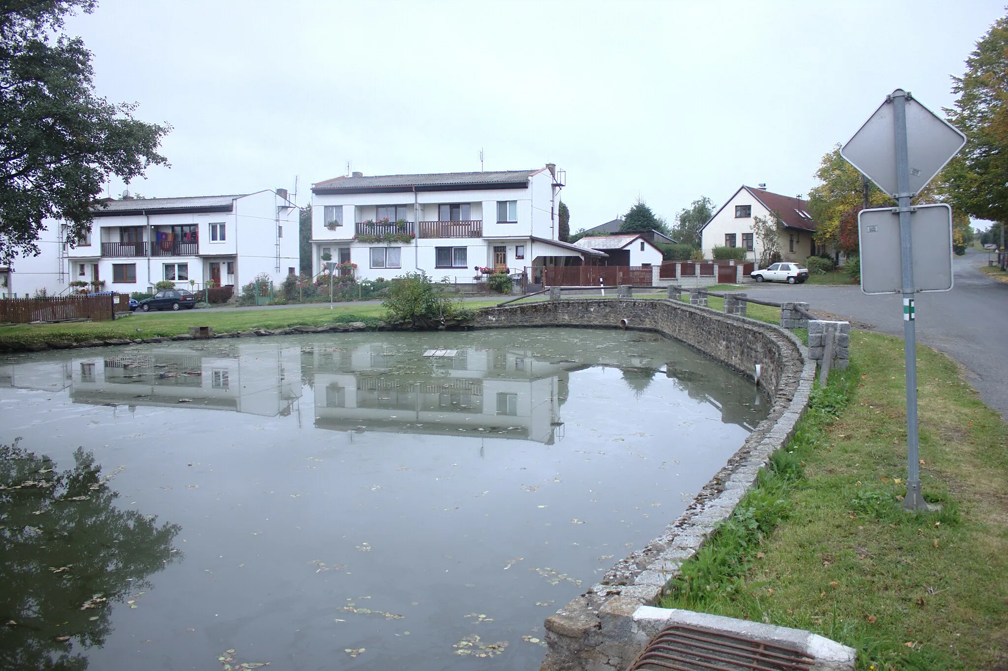 Photo showing: A pond in the village of Myslív, Plzeň Region, CZ