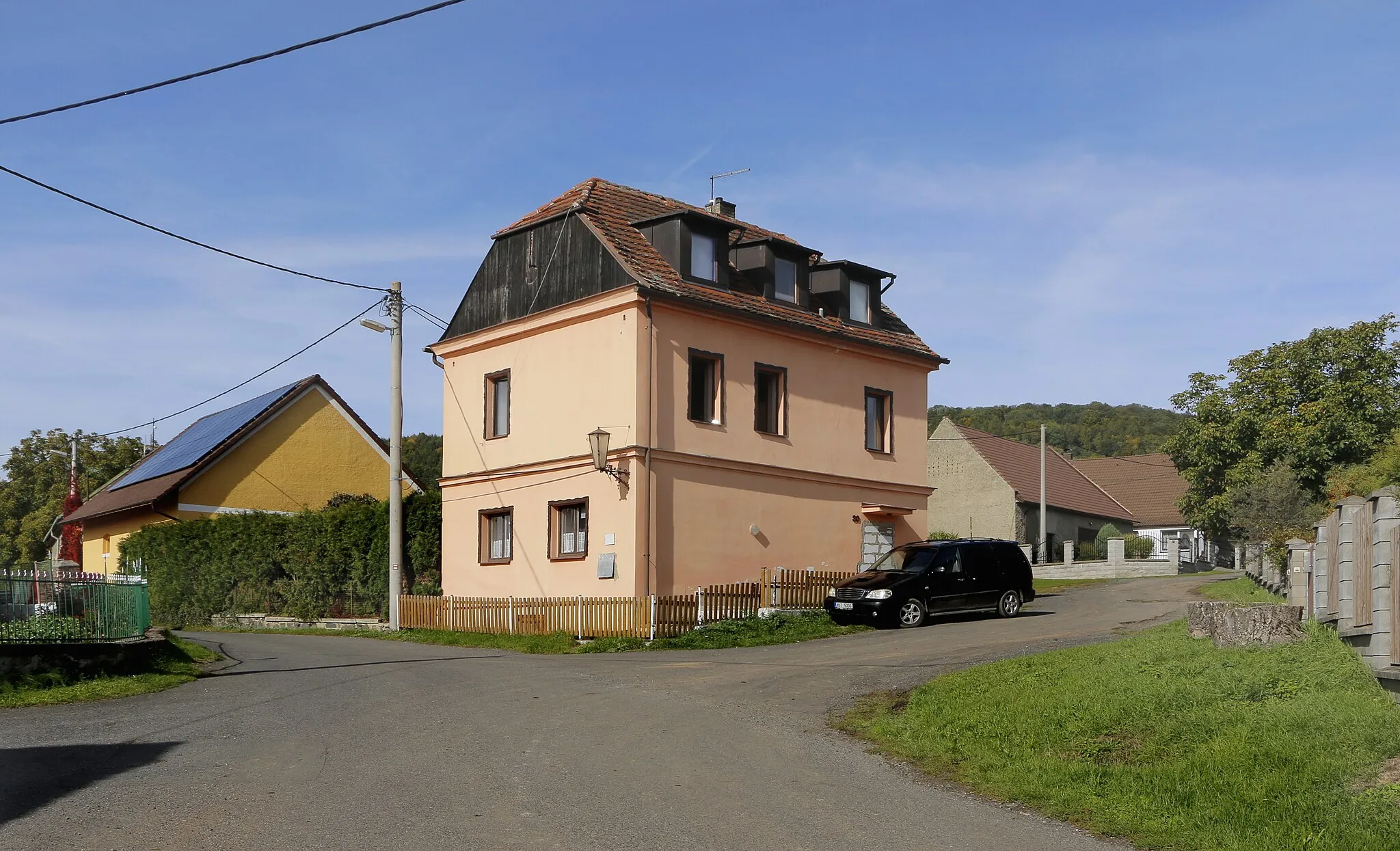 Photo showing: Main street in Drslavice, part of Klatovy, Czech Republic.